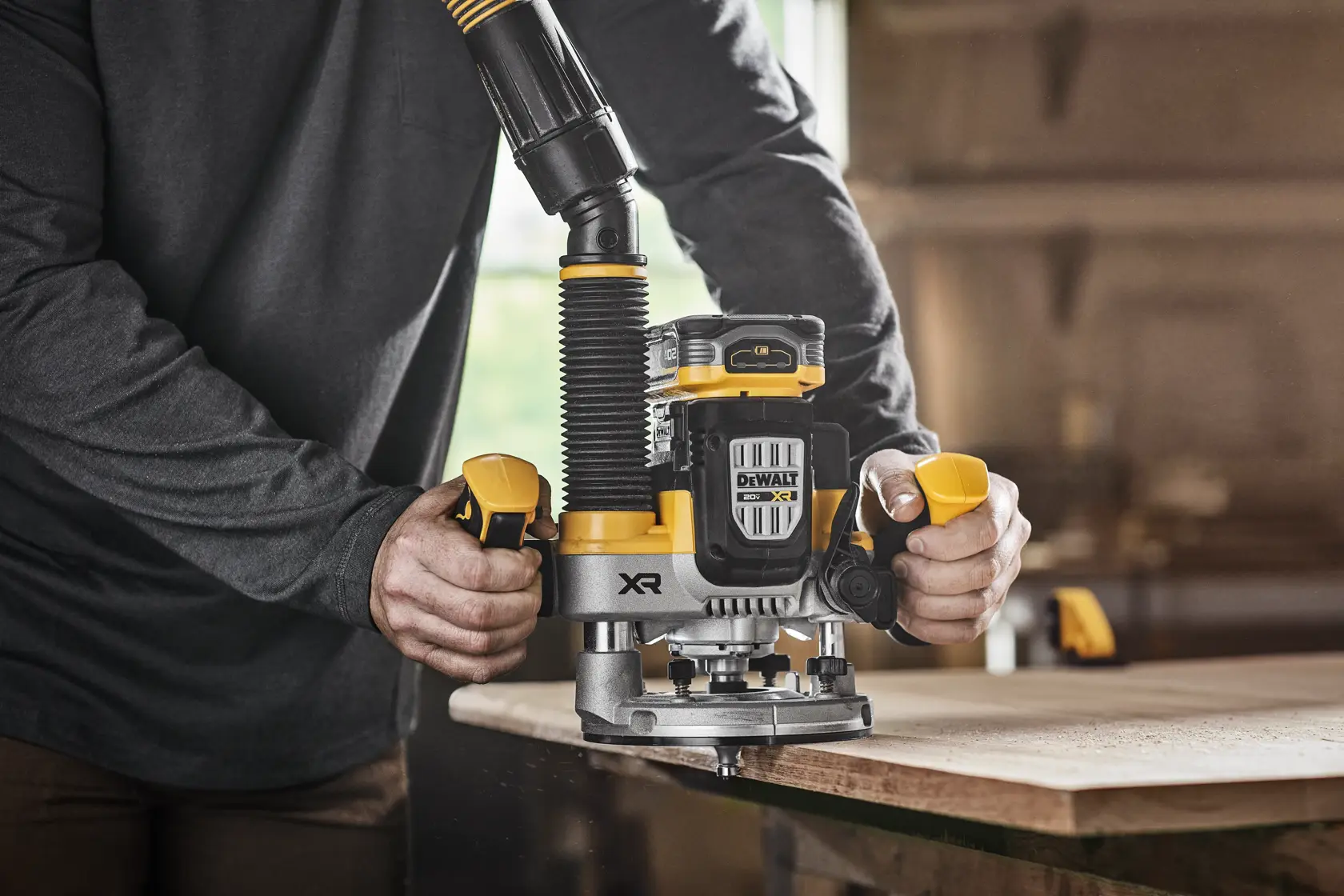 É mostrado um roteador sem fio DEWALT 20V XR com motor sem escovas. A ferramenta possui um motor de 2-1/4 HP de pico, capaz de operar brocas de até 2-1/2 polegadas de diâmetro. A imagem destaca os cabos e a carcaça do motor, com texto em negrito sobre suas características.