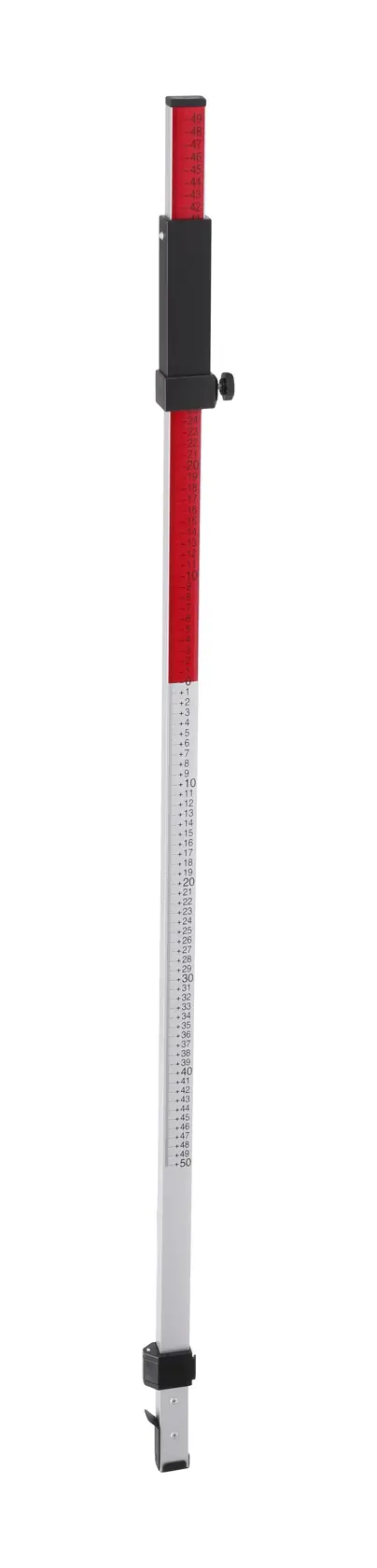 Um bastão de nivelamento ajustável DEWALT para levantamento e medição de elevações, mostrado na posição vertical com marcações e uma seção vermelha.
