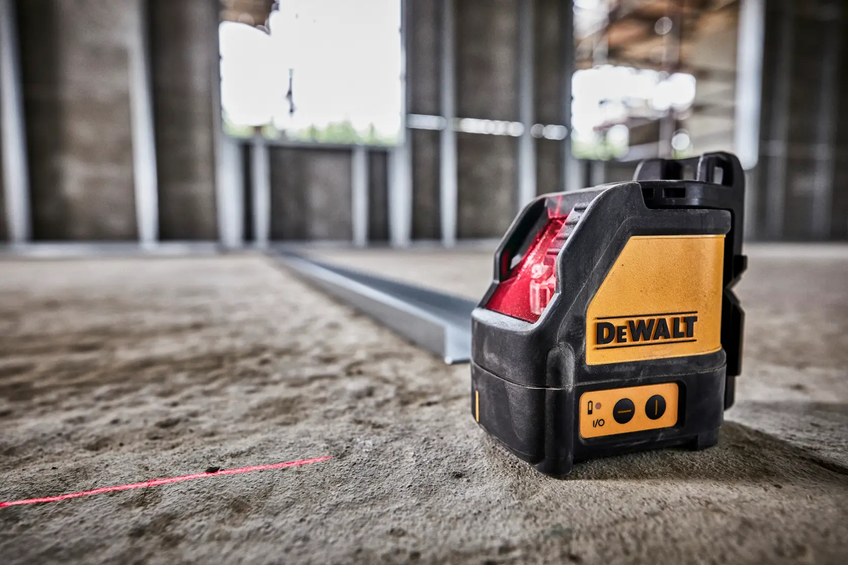 Gráfico DEWALT DW088K mostrando as principais características de um nível a laser de feixe vermelho. Destaques incluem um estojo durável moldado, precisão de ±1/8 polegada a 30 pés, alcance de 100 pés (165 pés com detector, vendido separadamente), aceita pilhas AA, proteção contra poeira e água IP54, e feixe vermelho.