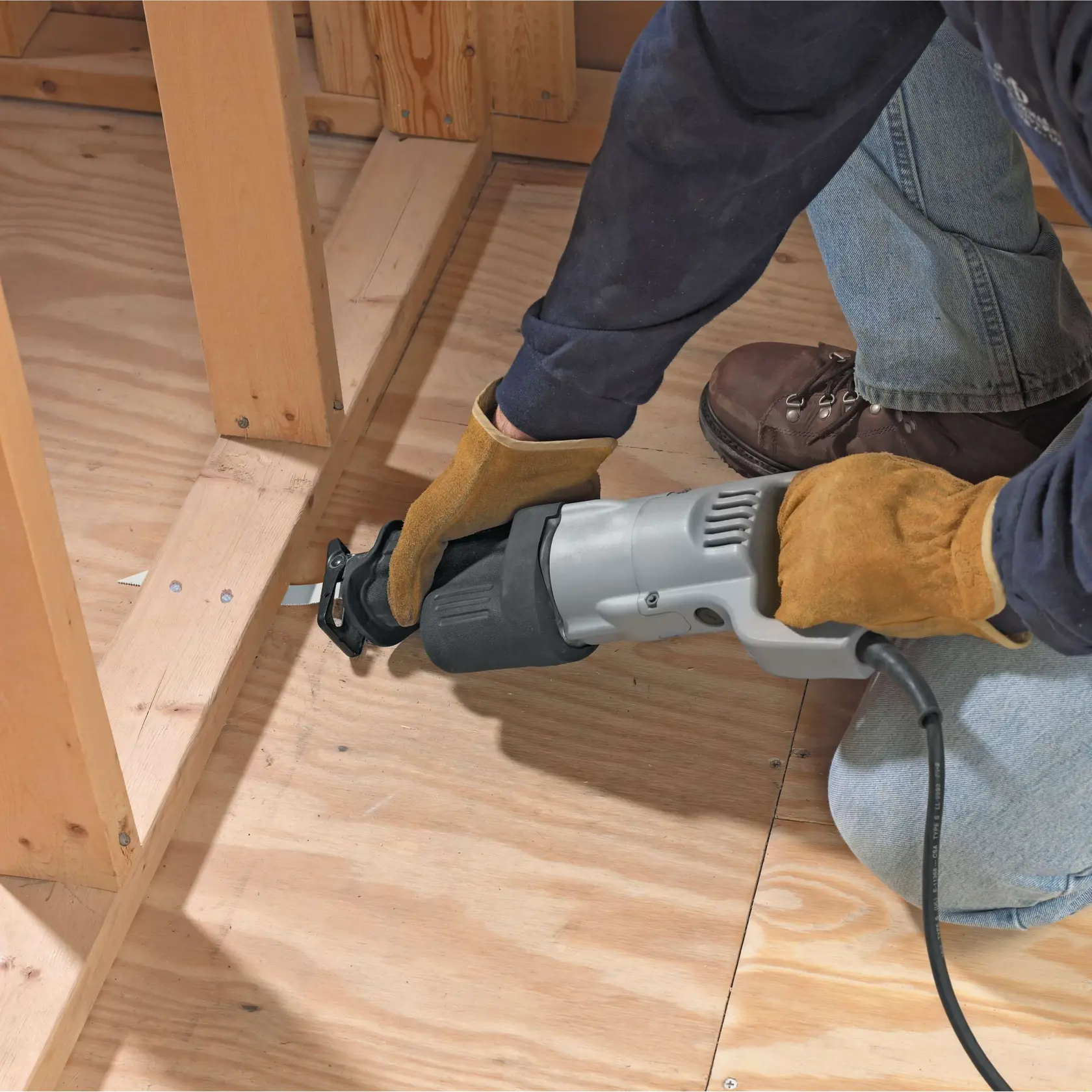Foto da serra sabre DEWALT DW304PK cortando madeira, usuário com luvas, ferramenta elétrica.