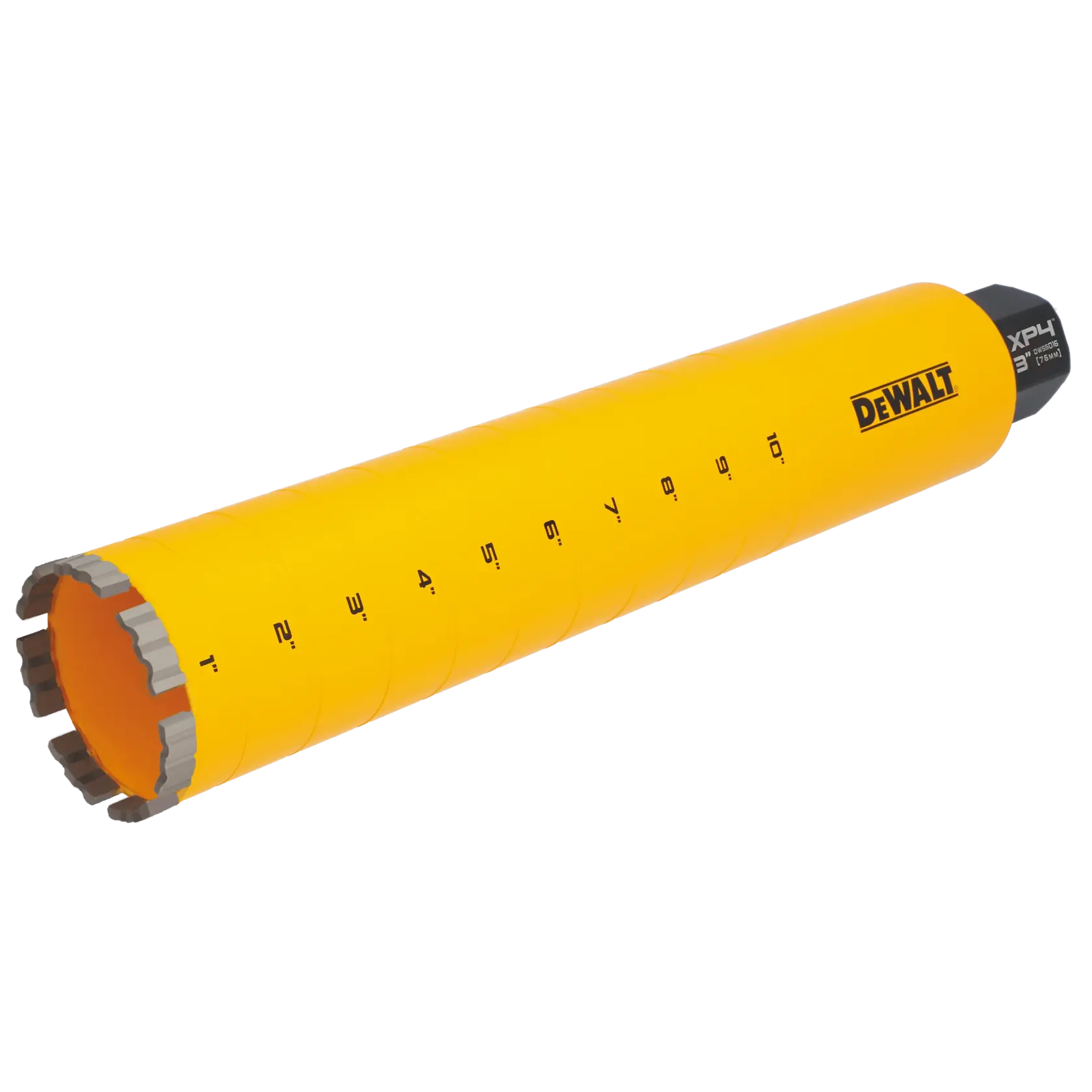 Uma pessoa usando um casaco de alta visibilidade laranja e cinza e luvas está segurando uma broca amarela DEWALT ao lado de uma ferramenta elétrica amarela DEWALT em um canteiro de obras.