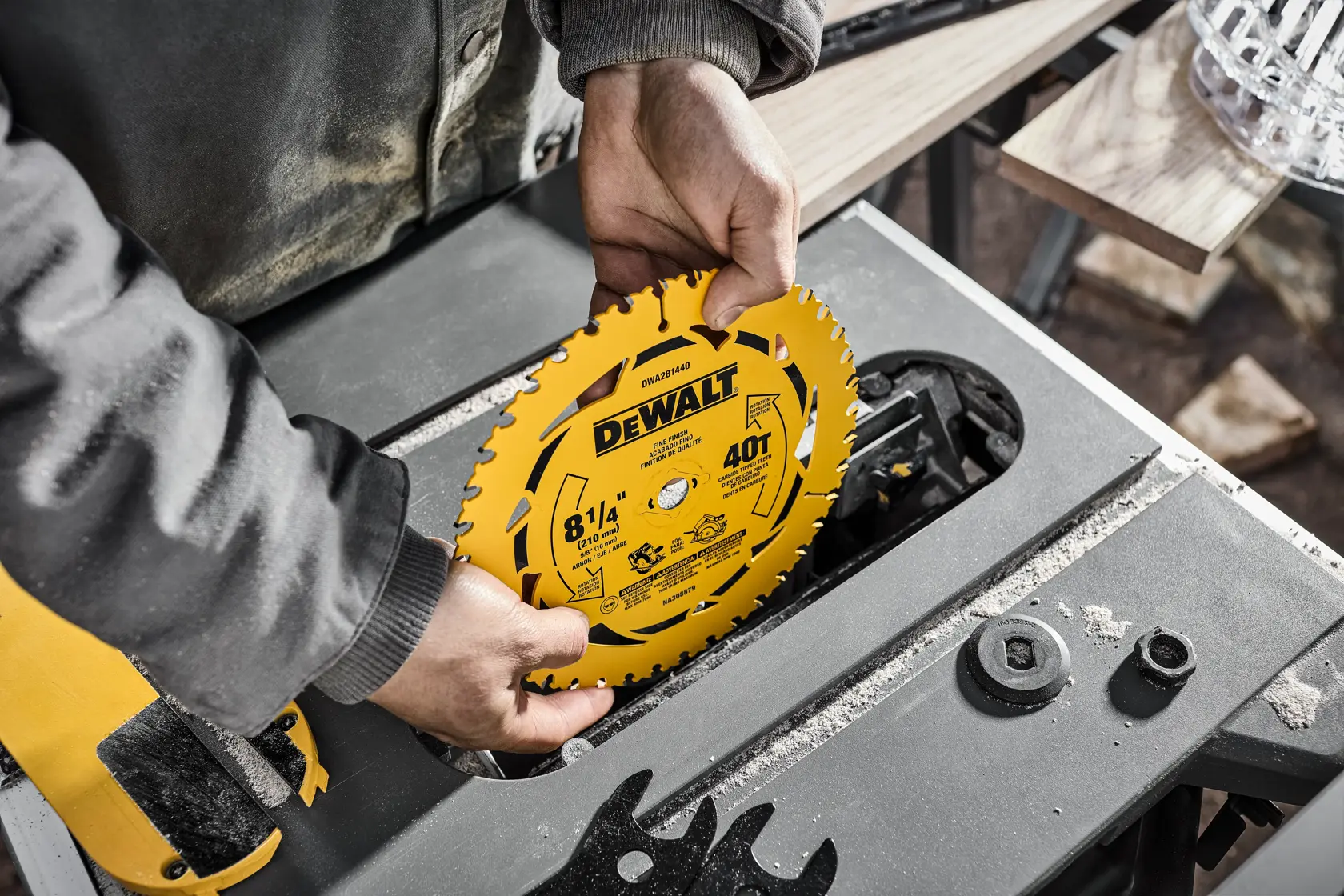 Uma lâmina de serra circular DEWALT modelo DWA281440, com diâmetro de 8-1/4 polegadas (210 mm) e 40 dentes com ponta de carbeto. A lâmina é amarela com texto preto e possui rótulos destacando características como 'Desempenho duradouro', 'Resiste travamento' e 'Rastreamento excelente'.
