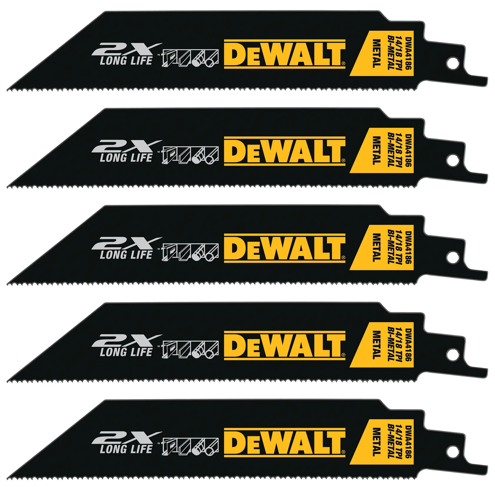 Uma pessoa usando luvas de proteção está utilizando uma serra recíproca amarela DEWALT com lâmina DWA4186 para cortar uma barra de metal embutida em concreto.