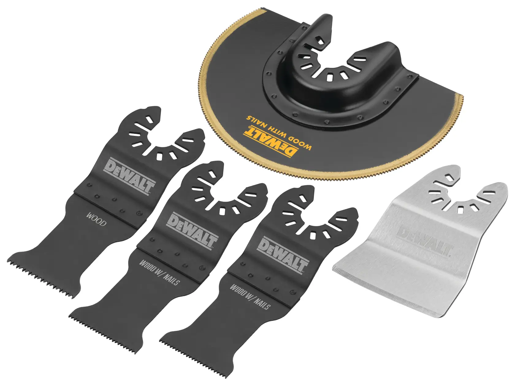 Conjunto de acessórios para multitool DEWALT com cinco peças: três lâminas pretas de corte com o logotipo DEWALT, uma lâmina semicircular com a inscrição 'WOOD WITH NAILS' e uma lâmina raspadora prateada.