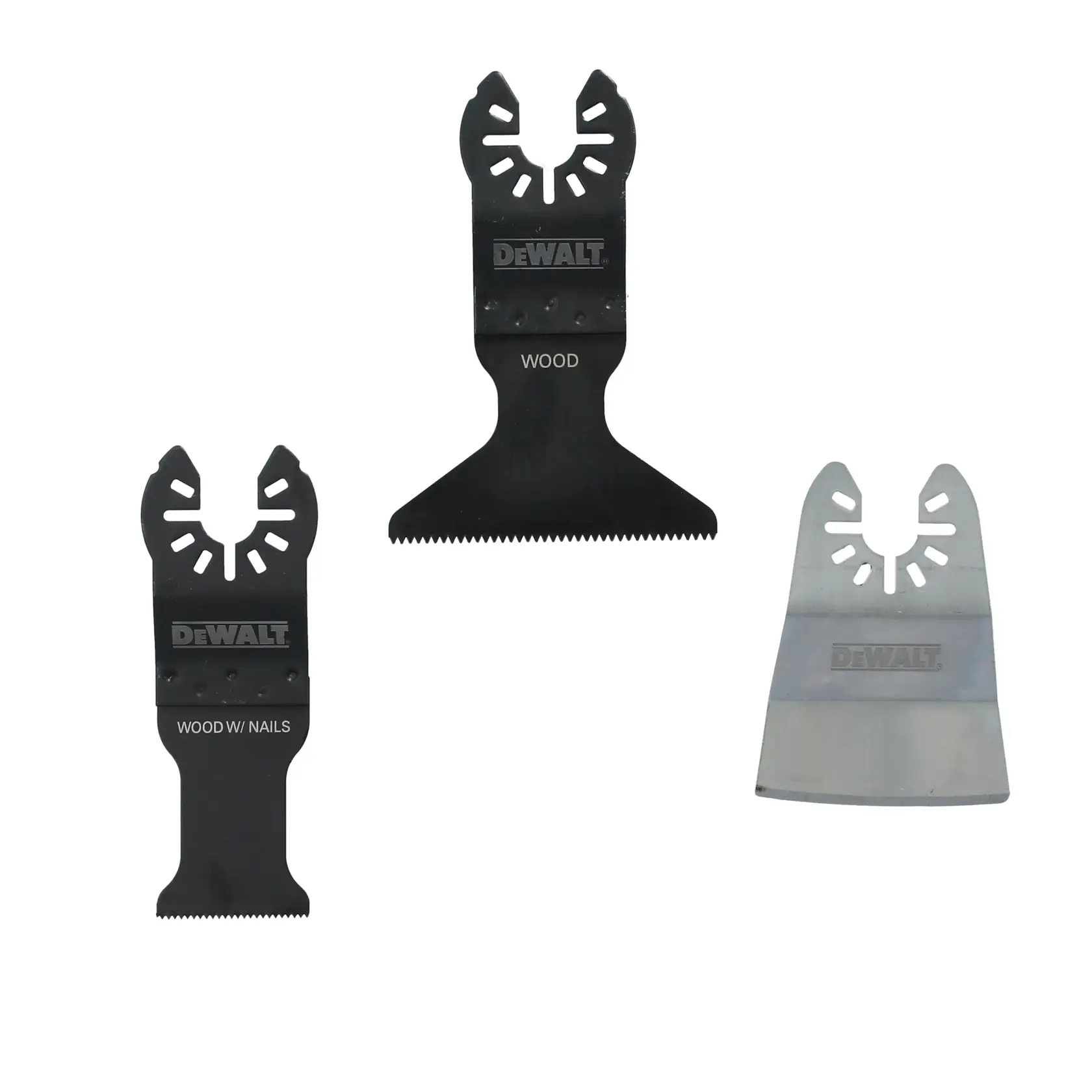 Três lâminas para ferramenta oscilante DEWALT estão exibidas em um fundo branco. Cada lâmina tem um formato exclusivo e está rotulada para usos específicos: uma para madeira, uma para madeira com pregos e uma lâmina de raspagem.