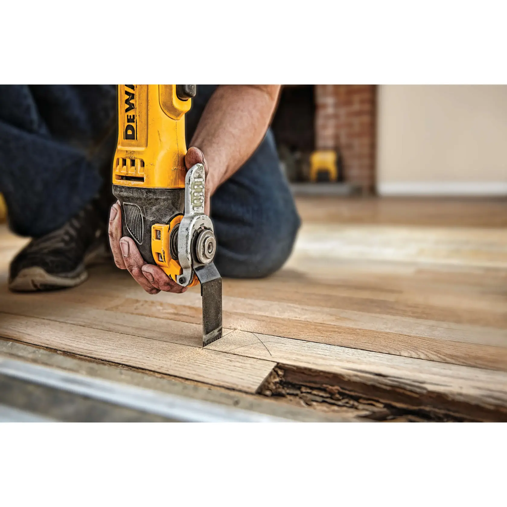 Uma lâmina de ferramenta oscilante da marca DEWALT, modelo DWA4270, projetada para cortar madeira. A lâmina possui um rótulo amarelo com '1-1/4"', 'PRECISION TEETH' e uma imagem de madeira, indicando seu uso específico.