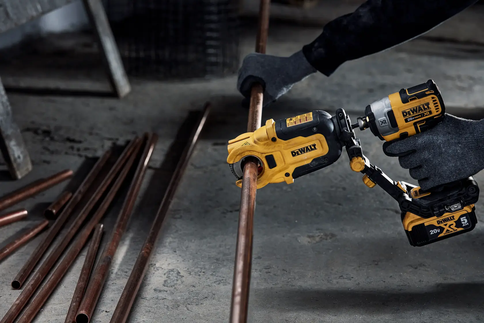 Ferramenta DEWALT com design amarelo e preto, possui giro de 360 graus, haste sextavada de 1/4 polegada e suporte de troca rápida. É indicada para cortar tubos de cobre dos tipos K, L e M.