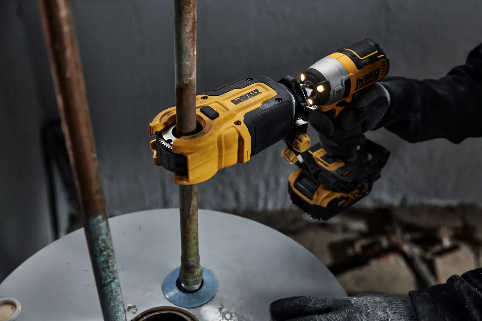 A imagem mostra um kit de ferramenta cortador de tubos de cobre DEWALT. O kit inclui um cortador de tubos DEWALT amarelo e preto, dois discos de corte destacáveis (1/2 polegada e 3/4 polegada) e um suporte preto. O texto no topo lista os itens incluídos.