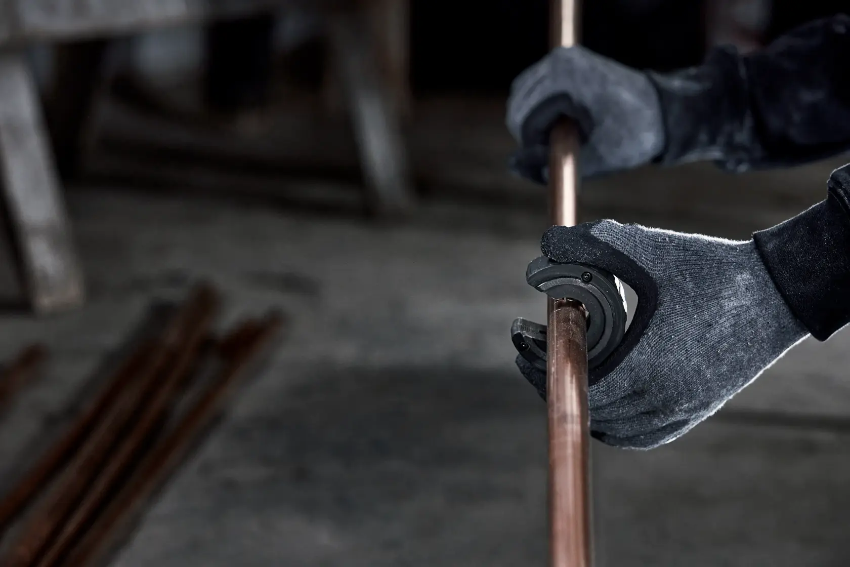 A imagem mostra um acessório DEWALT e uma parafusadeira de impacto DEWALT 20V MAX XR em um fundo cinza texturizado. O texto diz: 'CONECTE EM SEGUNDOS. Selecione parafusadeiras de impacto DEWALT 20V MAX* e outras de 18V de nível profissional.' A imagem ilustra como o acessório se conecta rapidamente à parafusadeira de impacto.
