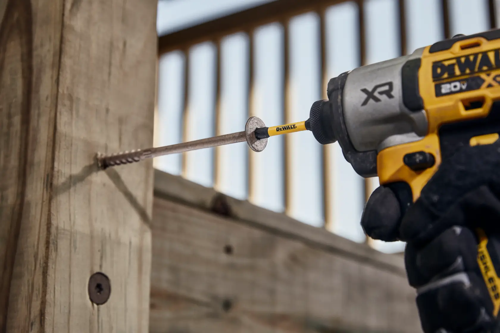 Gráfico promocional mostrando uma ponta de parafusadeira com o texto 'Até 2x melhor encaixe vs. Milwaukee', destacando que a ponta DEWALT oferece até duas vezes melhor engajamento do parafuso em comparação com as pontas Milwaukee Shockwave T20. Texto adicional informa detalhes sobre marcas registradas e comparação.