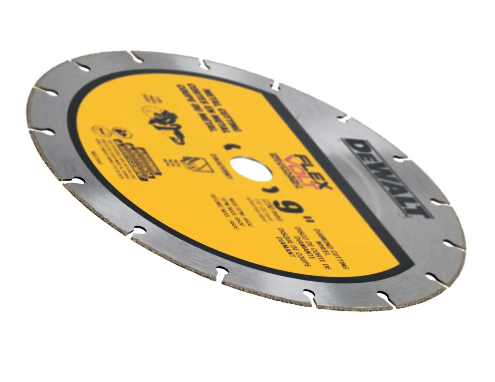 Uma lâmina de serra circular da marca DEWALT com centro amarelo e borda segmentada prateada, projetada para cortar materiais como concreto. A lâmina possui informações do produto e símbolos de segurança impressos em sua superfície.