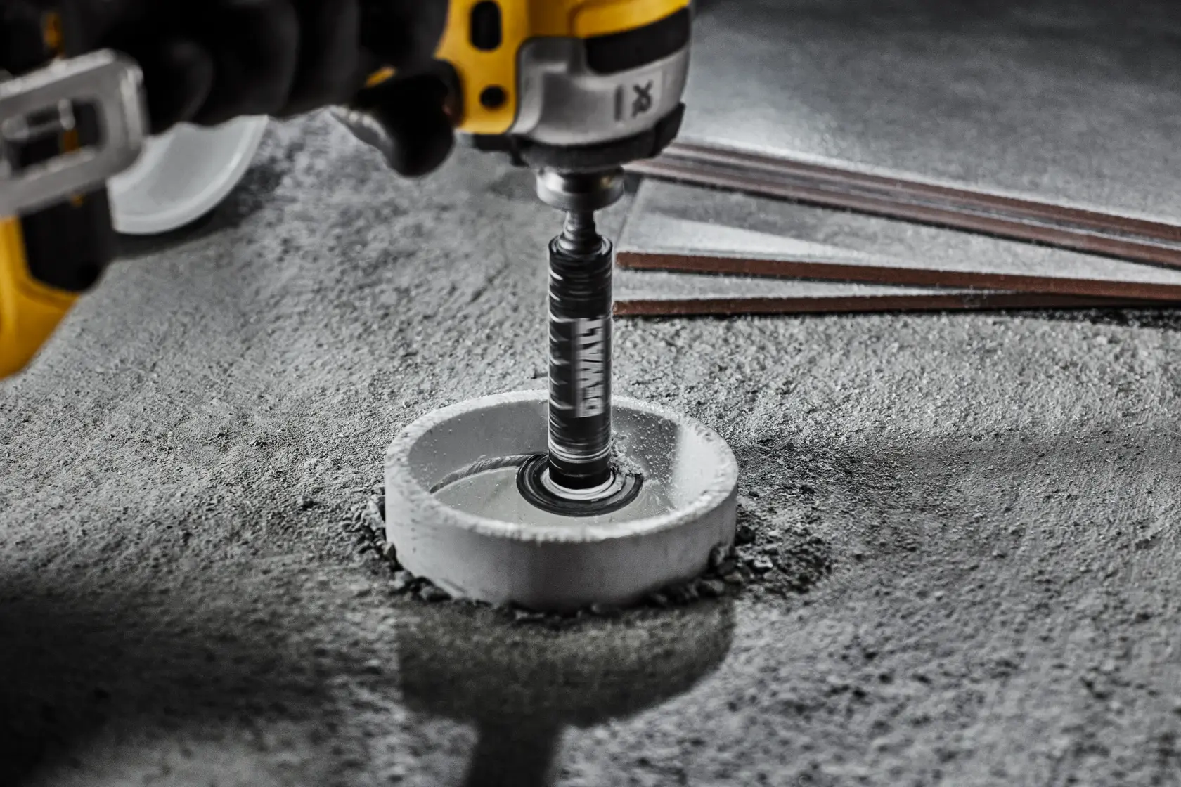 Gráfico promocional da DEWALT com o texto '10x Longer Life' e 'Diamond Grit Cutting Wheel' sobre um fundo amarelo. Texto adicional destaca a comparação com ferramentas tradicionais e menciona o uso de partículas de diamante feitas em laboratório para corte.