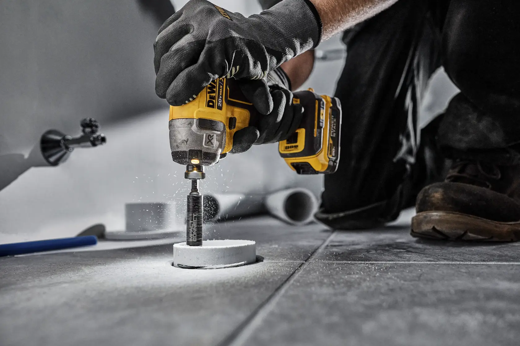 Imagem em close-up de uma ferramenta de corte DEWALT em ação, cortando um tubo de PVC. O texto sobreposto diz: 'Desempenho versátil: corta tubo PVC Schedule 40 de 1-1/4 a 8 polegadas'.