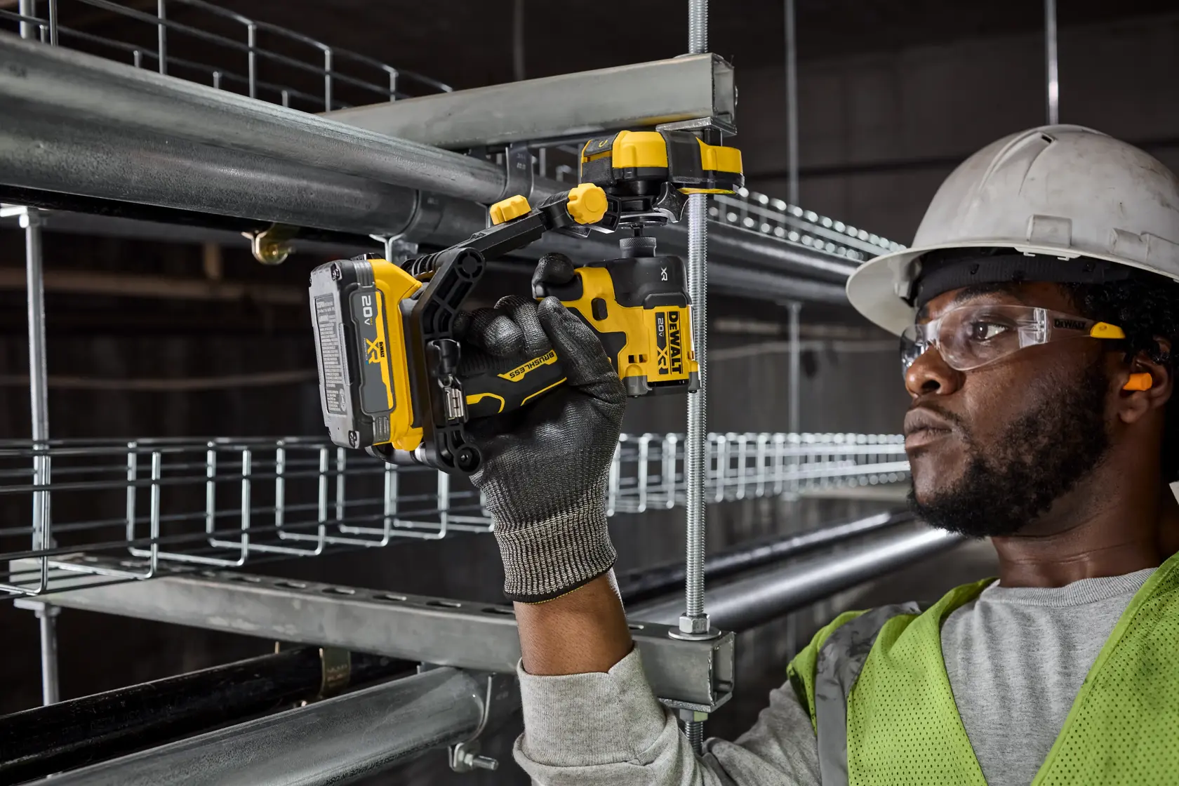 Ferramenta DEWALT com design amarelo e preto e várias funcionalidades destacadas: funcionalidade 7-em-1 para tamanhos de porcas e hastes, capacidade de levantamento de até 100 lbs, rotação de 360 graus, recurso de reinicialização e suporte de troca rápida.