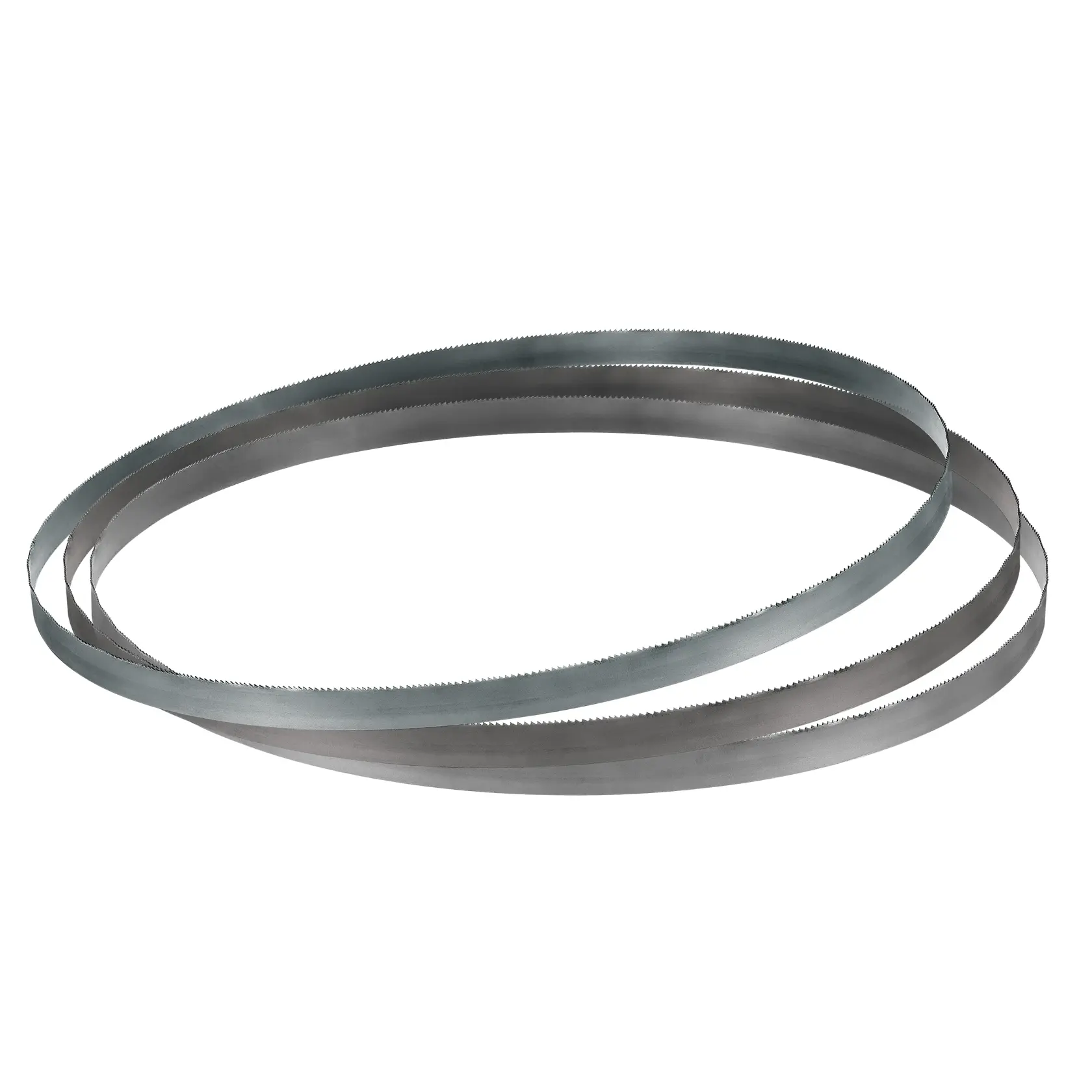 Uma lâmina de serra de fita de metal com dentes finos, enrolada em um laço, usada para cortar materiais em trabalhos de madeira e metalurgia.