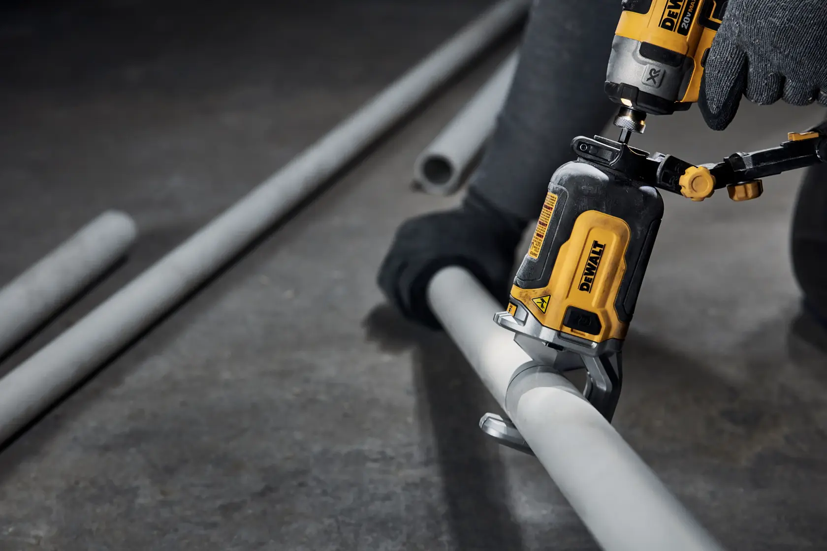 Uma ferramenta DEWALT com haste sextavada de 1/4 de polegada, rotação de 360 graus, suporte de troca rápida e cabeça de corte projetada para cortar até tubos de PVC, PEX e dutos plásticos schedule 80. A ferramenta é preta e amarela e possui o logotipo DEWALT.