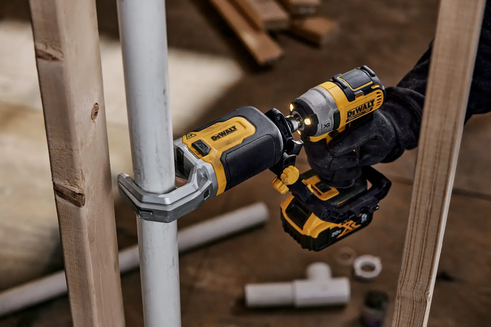 Acessório cortador de tubos PVC/PEX DEWALT modelo DWAPVCIR com suporte de reforço, apresentado nas cores amarelo e preto, projetado para cortar tubos. O produto está exibido com uma seção indicando o conteúdo incluído: um acessório cortador de tubos e um suporte de reforço.