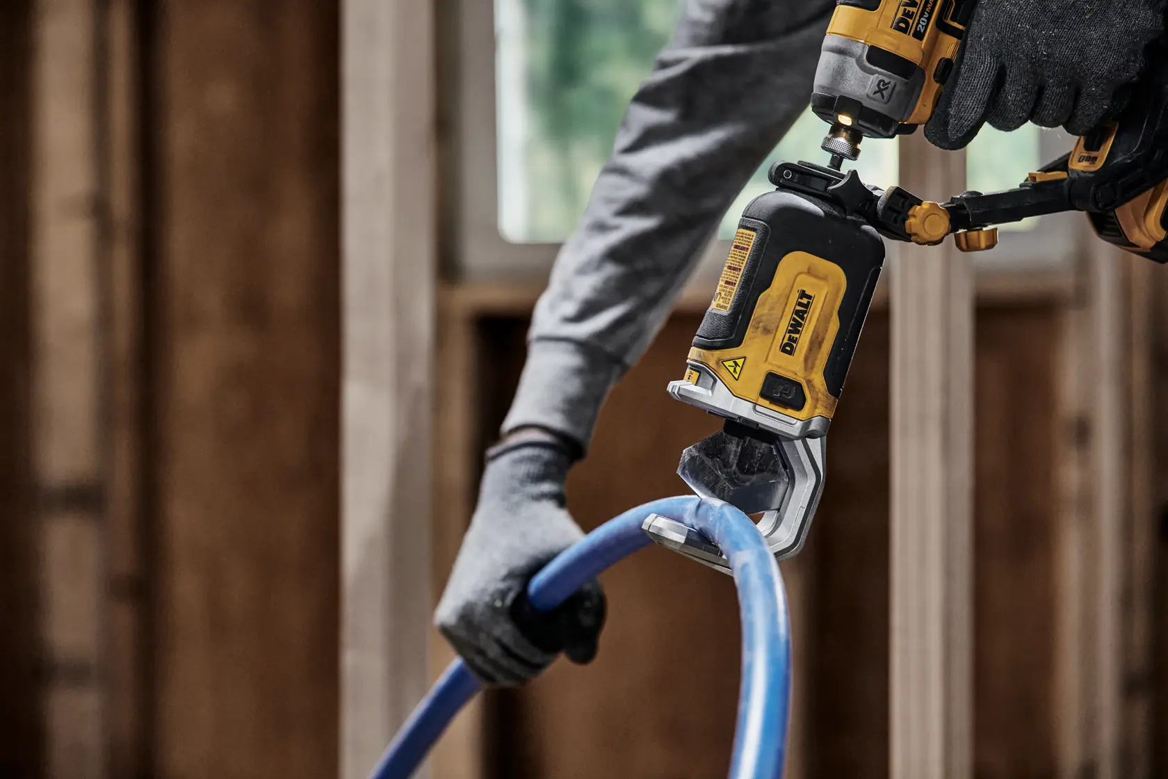 Um acessório DEWALT e uma parafusadeira de impacto DEWALT 20V MAX XR são exibidos se conectando com setas direcionais. O texto da imagem diz: 'CONECTE EM SEGUNDOS. ESCOLHA DEWALT 20V MAX E OUTROS PARAFUSADEIRAS DE IMPACTO PROFISSIONAIS 18V.' O fundo do produto é uma superfície escura texturizada.