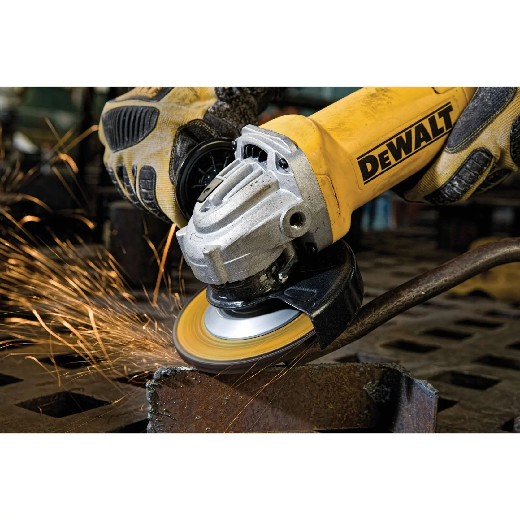 Close-up de uma esmerilhadeira angular DEWALT em uso, produzindo faíscas enquanto lixa uma peça de metal. A ferramenta está sendo operada por uma pessoa usando luvas de proteção.