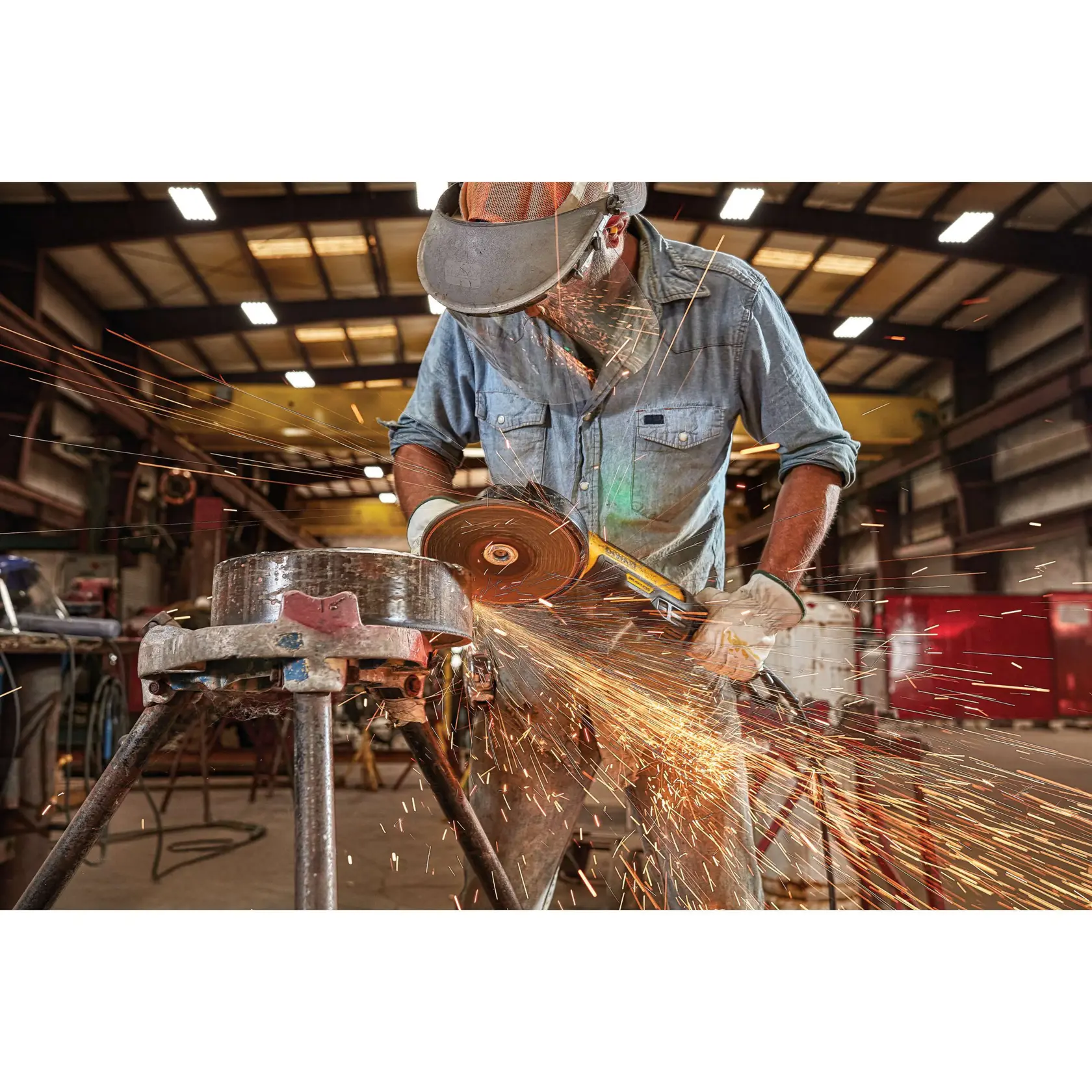 Um trabalhador usando equipamento de segurança opera uma esmerilhadeira angular DEWALT, modelo DWE4377, para cortar metal em uma oficina industrial. Faíscas brilhantes são emitidas da área de corte.