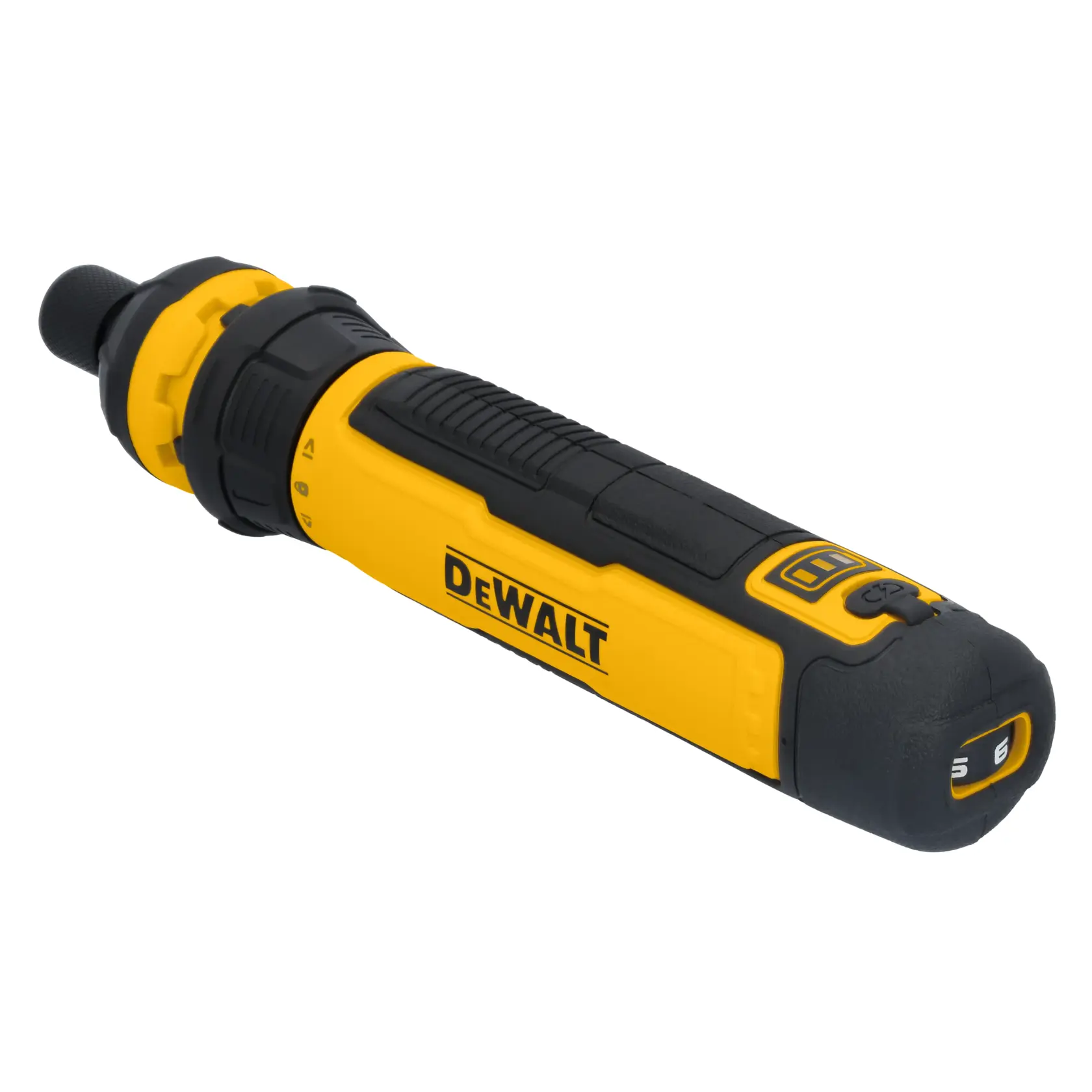 Uma pessoa usando luvas utiliza uma chave de fenda sem fio DEWALT para instalar uma placa de interruptor elétrico em uma estrutura de madeira. O texto destaca velocidade e eficiência sem fio, capaz de parafusar até 680 parafusos por carga.