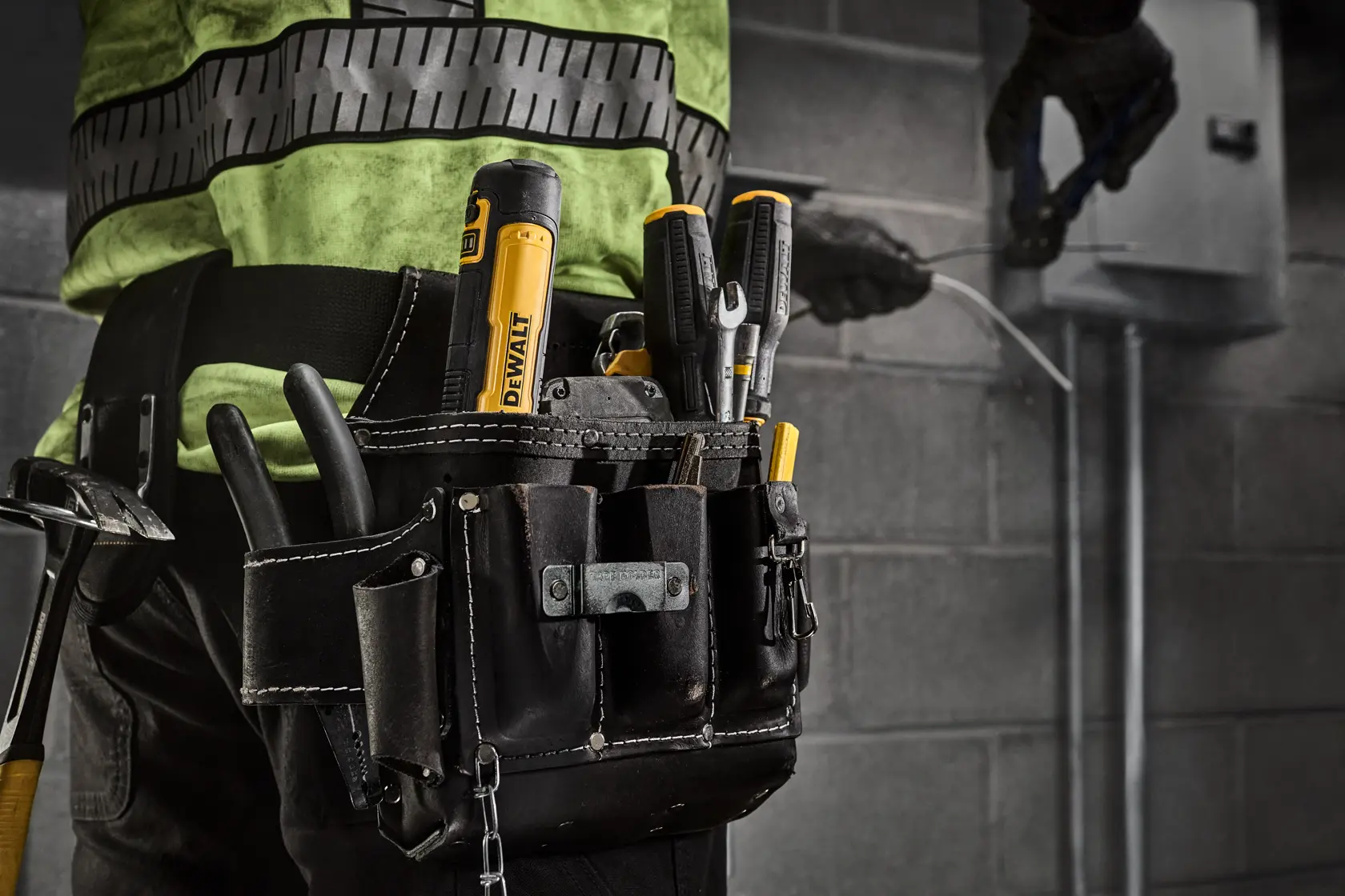 Close-up do cabo de uma ferramenta DEWALT com ajuste de torque em 6 estágios. O produto aparece sobre um fundo escuro com o texto 'CONTROLLED DELIVERY 6-STAGE TORQUE ADJUSTMENT.'