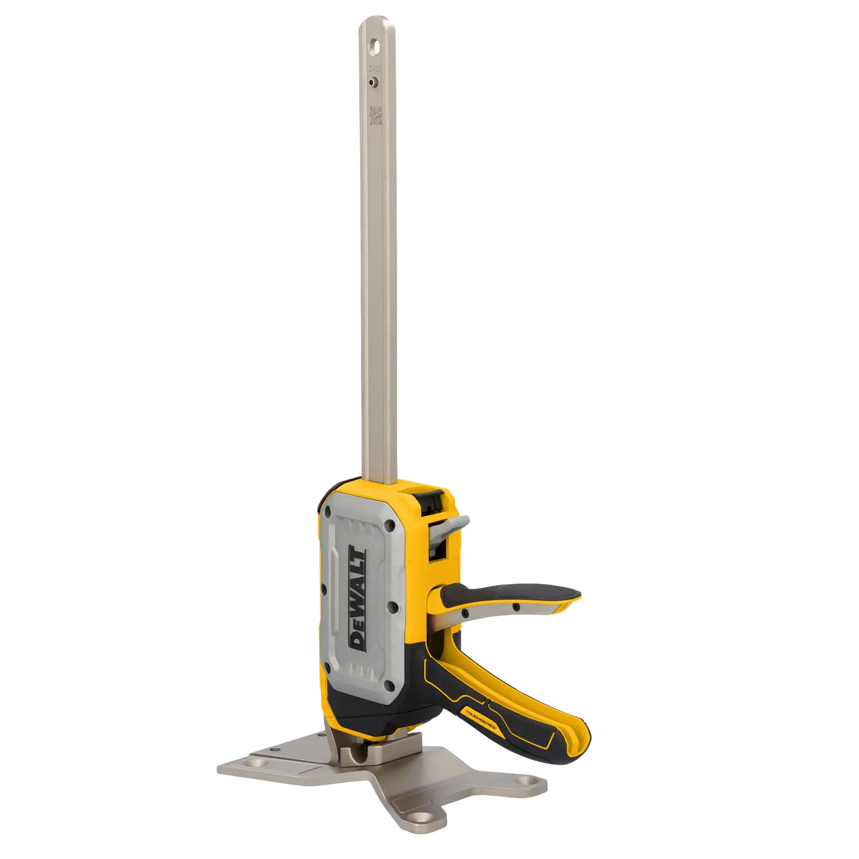 Uma ferramenta step-to-lift DEWALT sendo usada para levantar uma porta sem as mãos usando uma alça reforçada, acionada pelo pé de uma pessoa. A ferramenta está presa à base da porta, permitindo uma elevação fácil e sem as mãos em um ambiente de construção.