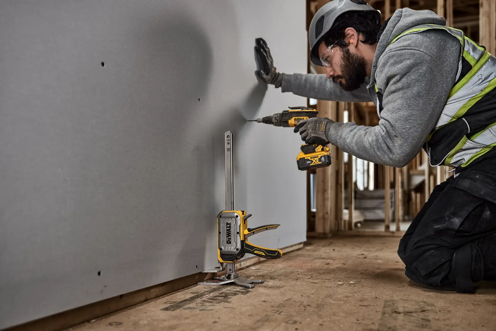 Una herramienta de gato de construcción DEWALT ToughSeries con características etiquetadas en francés, incluyendo botón de liberación rápida, muesca de bajada con microajuste, elevación manos libres, capacidad de hasta 340 lbs, puntos de anclaje fresados y acceso bajo la carga.