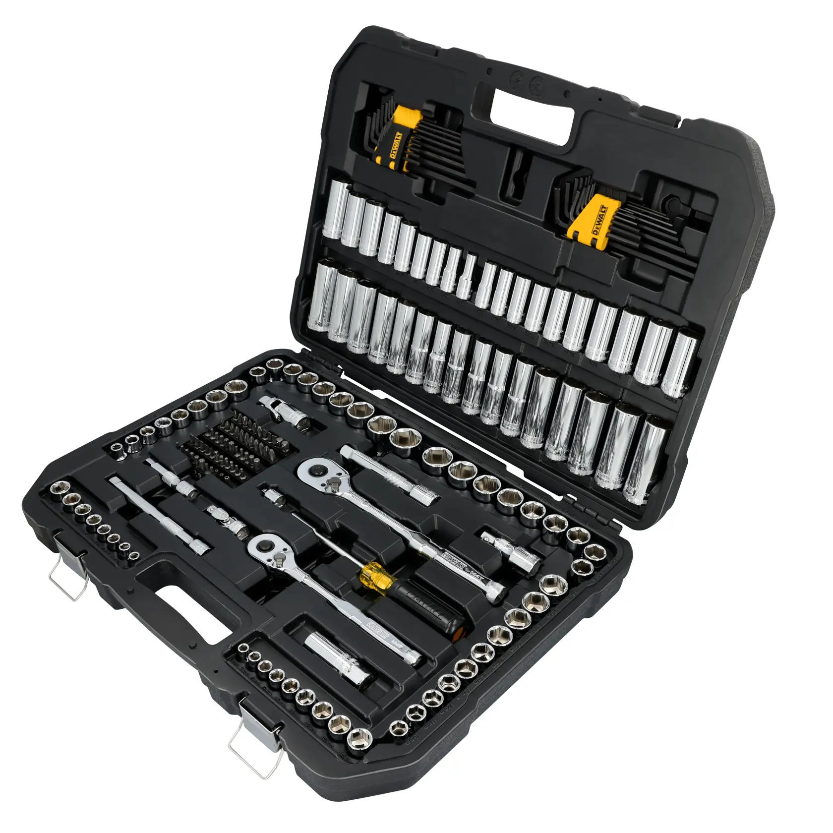 Uma maleta preta DEWALT contendo um conjunto completo de ferramentas de soquete e catraca. A maleta inclui vários tamanhos de soquetes cromados, catracas, barras de extensão, chaves hexagonais e bits de chave de fenda, organizados de forma ordenada em compartimentos moldados.