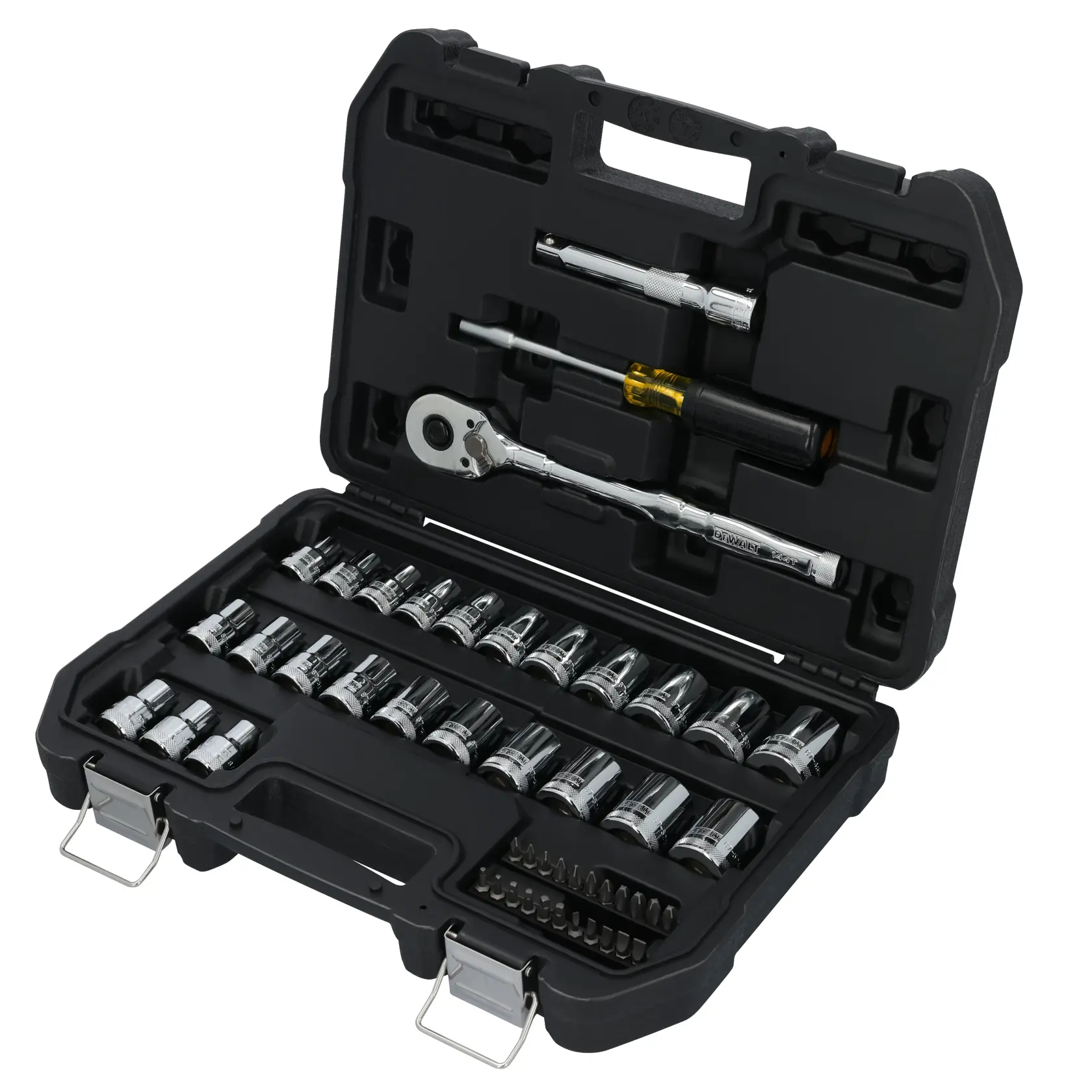 Um estojo de ferramentas preto da DEWALT aberto, mostrando várias chaves de soquete cromadas, uma catraca, chaves de fenda e diversos bits organizados dentro.