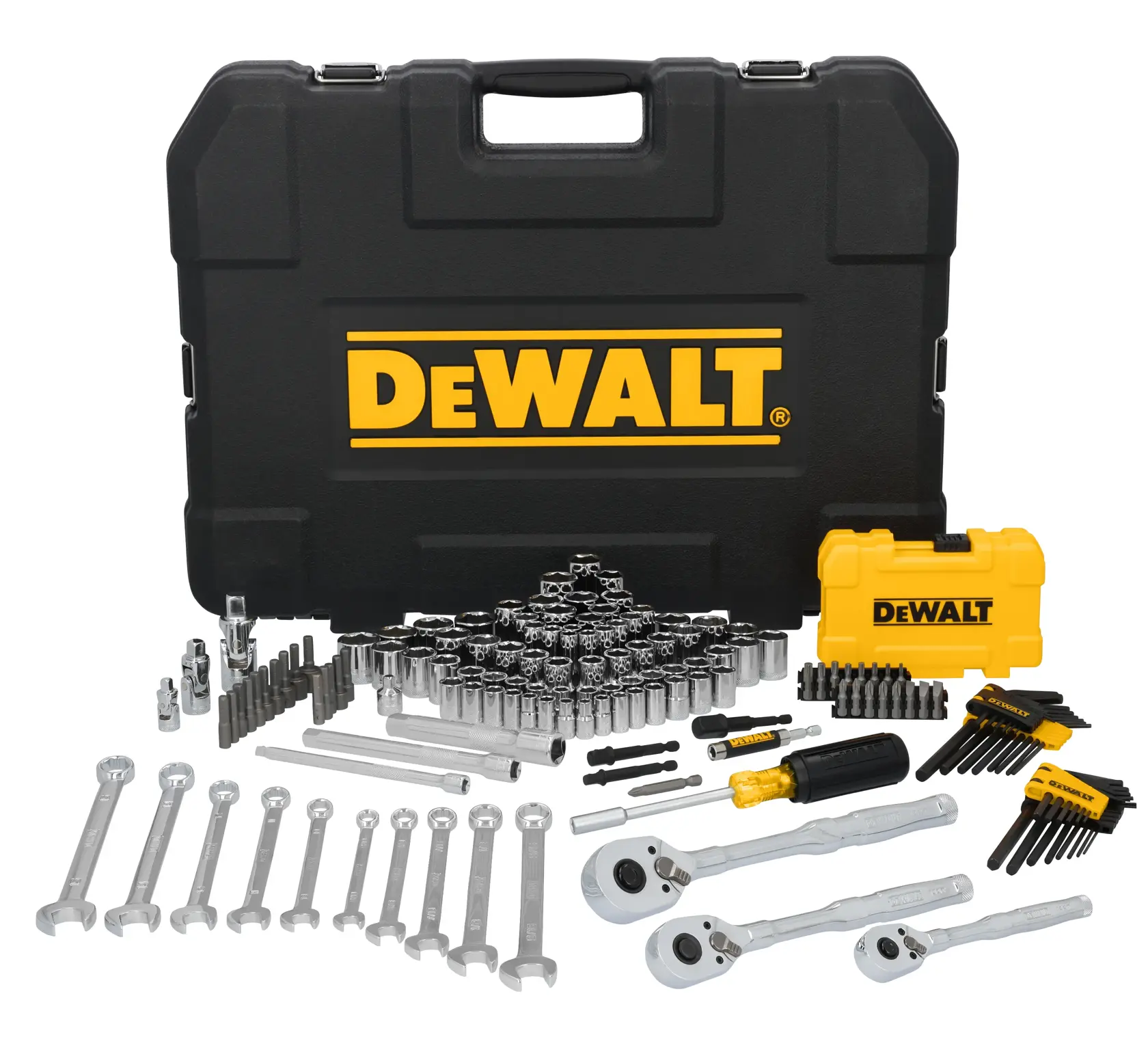 Um grande estojo de ferramentas preto e amarelo da DEWALT com uma variedade de chaves de soquete, catracas, chaves hexagonais, bits de fenda e chaves combinadas organizadas na frente. A imagem também mostra um estojo menor amarelo DEWALT e diversas ferramentas manuais.