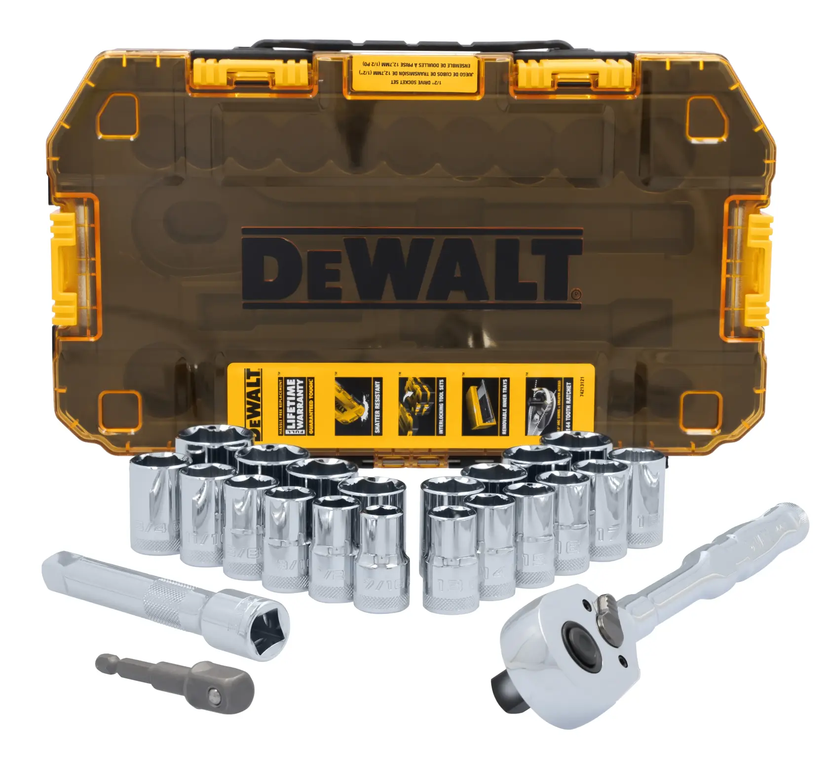 Um conjunto de soquetes e catraca DEWALT com vários soquetes cromados, um cabo de catraca, uma barra extensora e um adaptador de bits, exibido em frente a um estojo de armazenamento de plástico amarelo e marrom transparente.