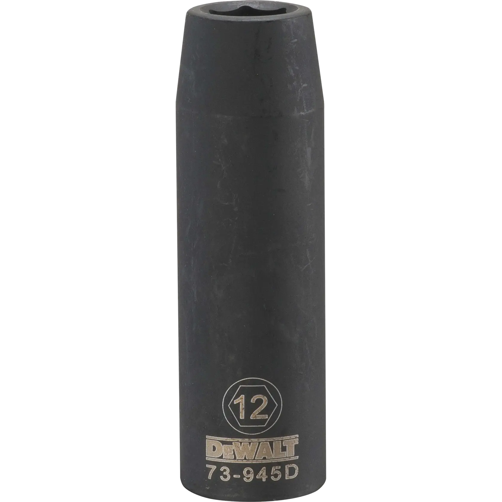 Um soquete de impacto profundo da marca DEWALT com marcação de tamanho '12' e gravação 'DEWALT 73-945D', mostrado em posição vertical com acabamento preto fosco.