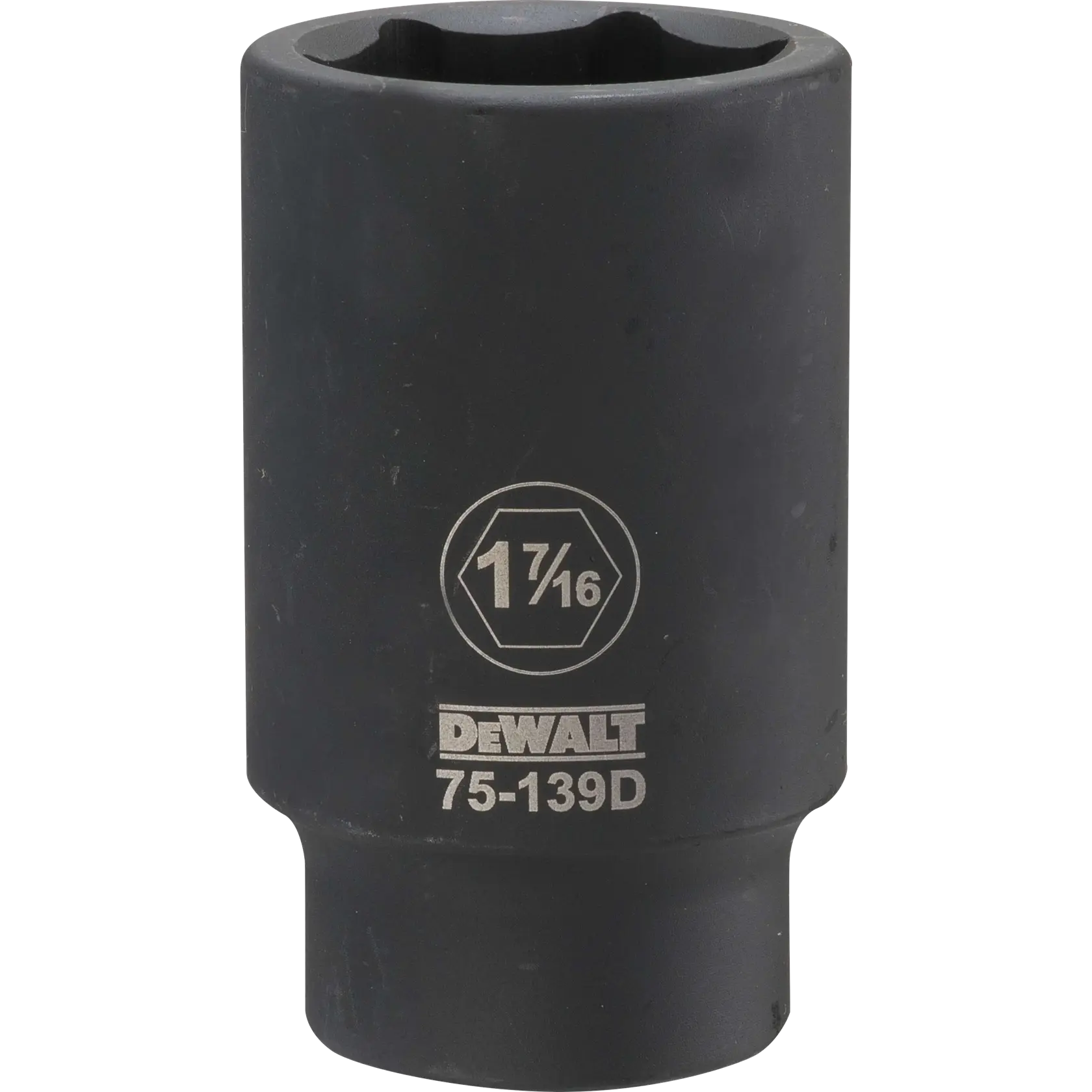 Um soquete de impacto DEWALT de 1 7/16 polegadas, número do modelo 75-139D, feito de metal escuro.