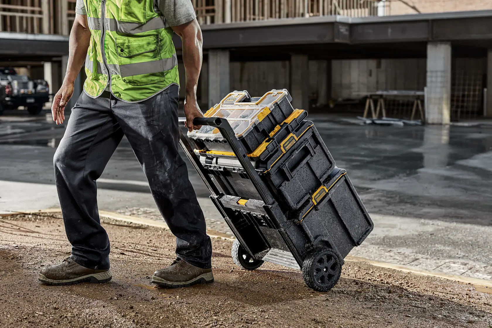 Gráfico instrutivo mostrando um acessório de armazenamento DEWALT ToughSystem 2.0, SKU DWST08017, com dois lados exibidos (um preto e um amarelo). Anotações destacam a compatibilidade com conjuntos ToughCase+, módulos TSTAK, organizadores Pro DEWALT e armazenamento adicional através de fendas duplas para ferramentas e acessórios.