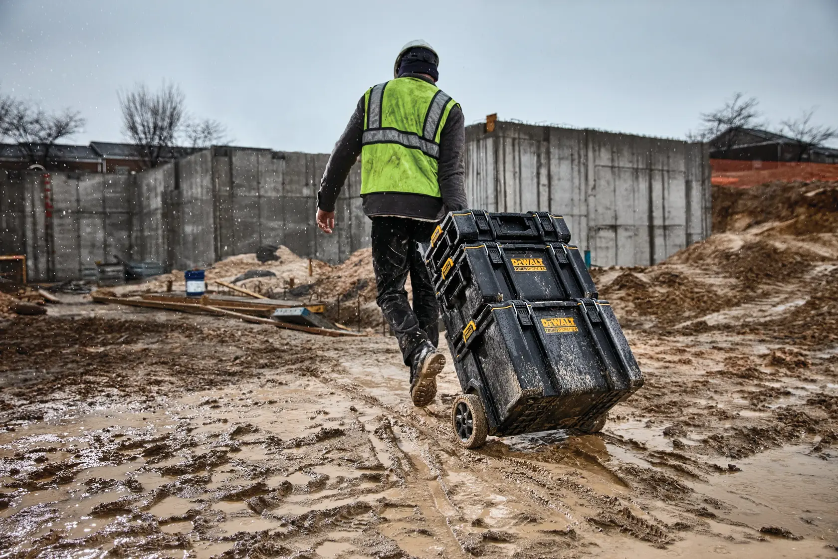 Imagem mostrando um conjunto de caixas de ferramentas DEWALT ToughSystem 2.0, incluindo três caixas de ferramentas pretas e amarelas empilhadas, rotuladas como caixa pequena de 22 polegadas, caixa média de 22 polegadas e caixa móvel de 24 polegadas. Os códigos de produto DWST08165, DWST08300 e DWST08450 estão exibidos na parte superior da imagem.