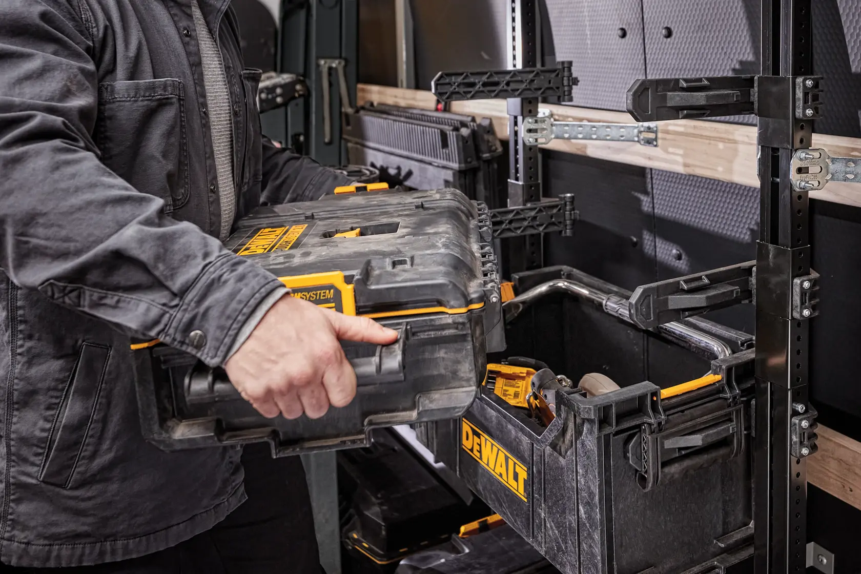 Imagem de uma caixa de armazenamento de ferramentas DEWALT TOUGHSYSTEM 2.0 com recursos destacados: travas frontais em duas partes, travas laterais automáticas, olhal metálico reforçado para cadeado e vedação IP65 visível.