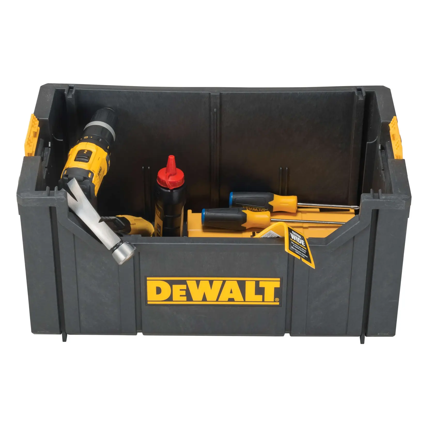 Uma caixa de armazenamento preta da marca DEWALT cheia de várias ferramentas, incluindo uma furadeira, martelo, chaves de fenda e uma garrafa com tampa vermelha.