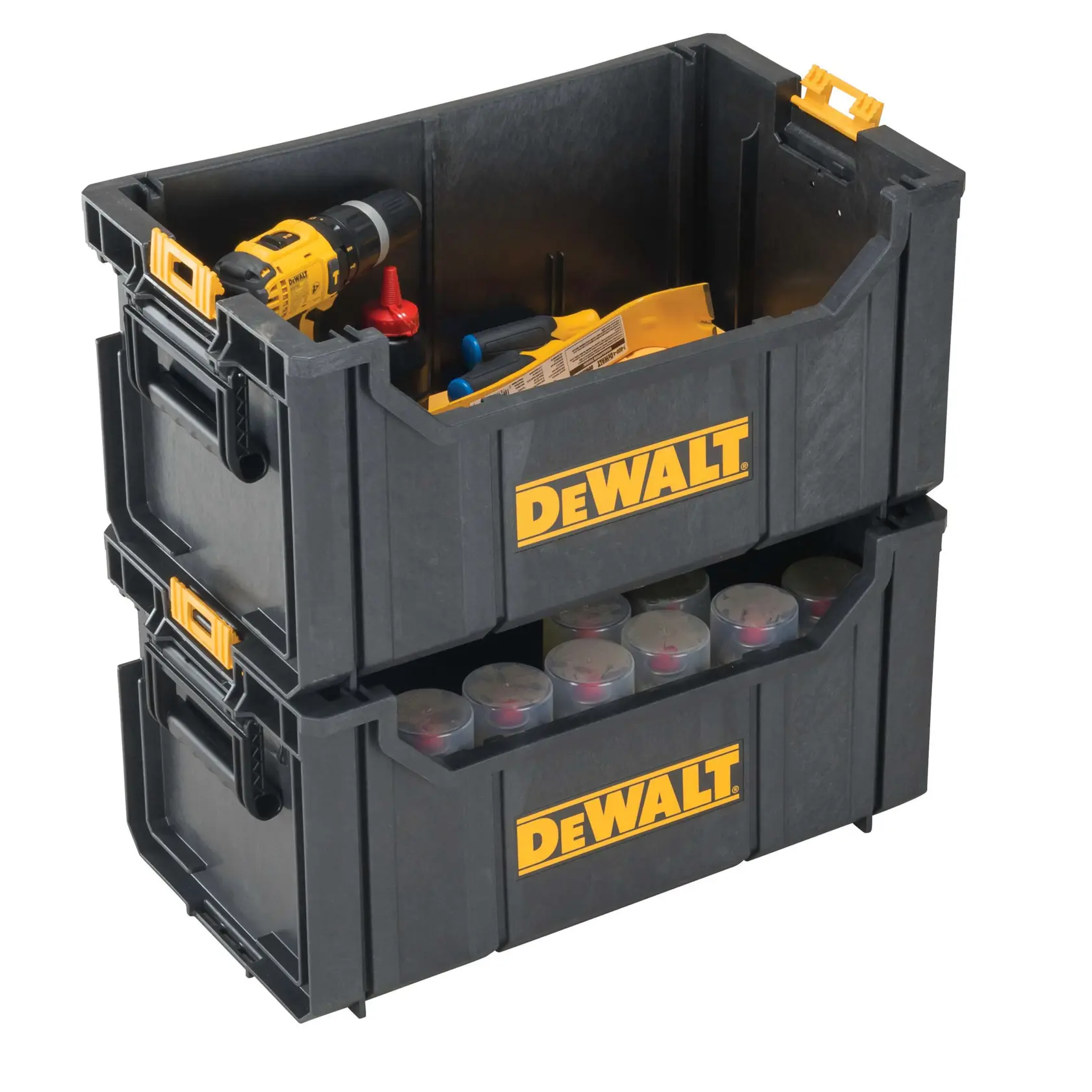 Caixas de armazenamento empilhadas de plástico preto da marca DEWALT contendo várias ferramentas e itens, como uma furadeira amarela, chaves de fenda e pequenos recipientes.