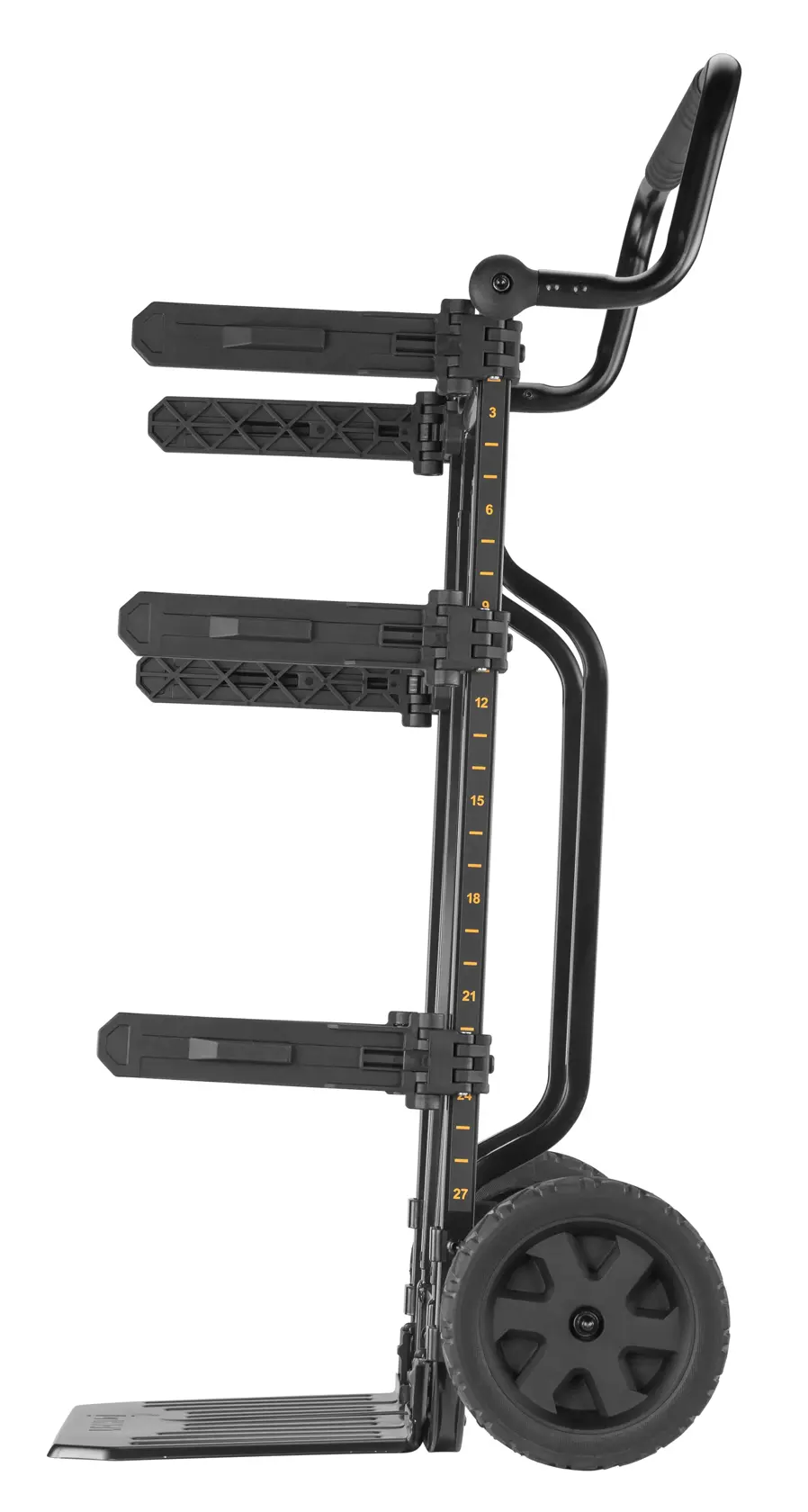 Vista lateral de um carrinho de mão preto DEWALT com três prateleiras ajustáveis, rodas grandes e uma alça na parte superior.
