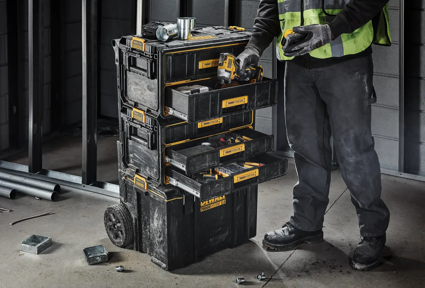 Unidade de armazenamento portátil DEWALT TOUGHSYSTEM 2.0 com três gavetas deslizantes abertas, preta com detalhes amarelos, projetada para organização e transporte de ferramentas.