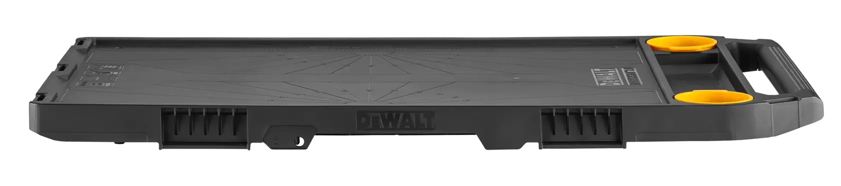 Uma pessoa acessando a gaveta de um gabinete de armazenamento móvel de ferramentas DEWALT, que contém diversas ferramentas de mão e compartimentos organizados. O gabinete está sobre rodas para portabilidade, e uma tampa transparente está sendo levantada. Uma garrafa de água está sobre o gabinete.