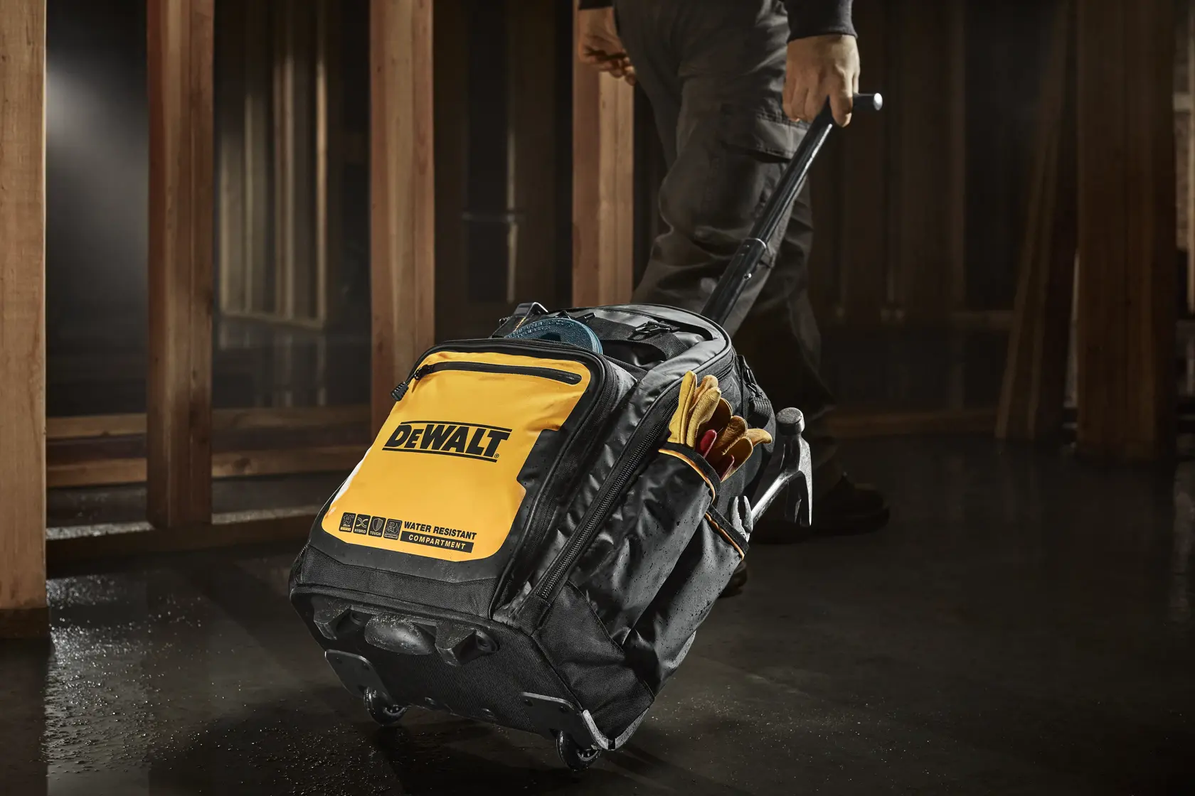 Mochila negra y amarilla de la marca DEWALT con varios compartimentos con cremalleras y bolsillos laterales. En el frente se encuentra un compartimento resistente al agua y el logotipo DEWALT.