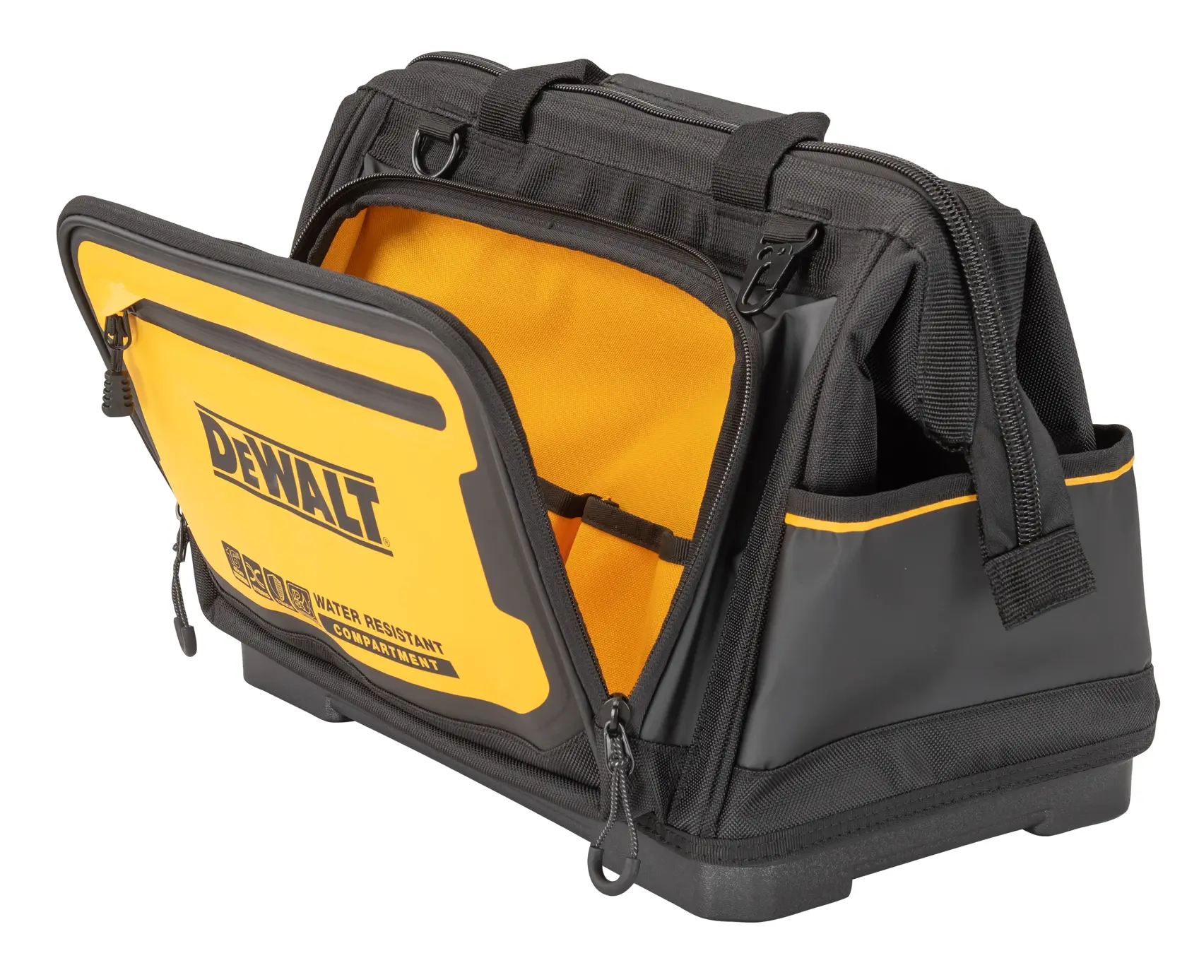 Uma bolsa de ferramentas DEWALT preta e amarela com compartimento resistente à água. A bolsa está com o bolso frontal aberto, mostrando áreas internas de armazenamento. Possui alças, bolsos laterais e zíperes para armazenamento seguro.