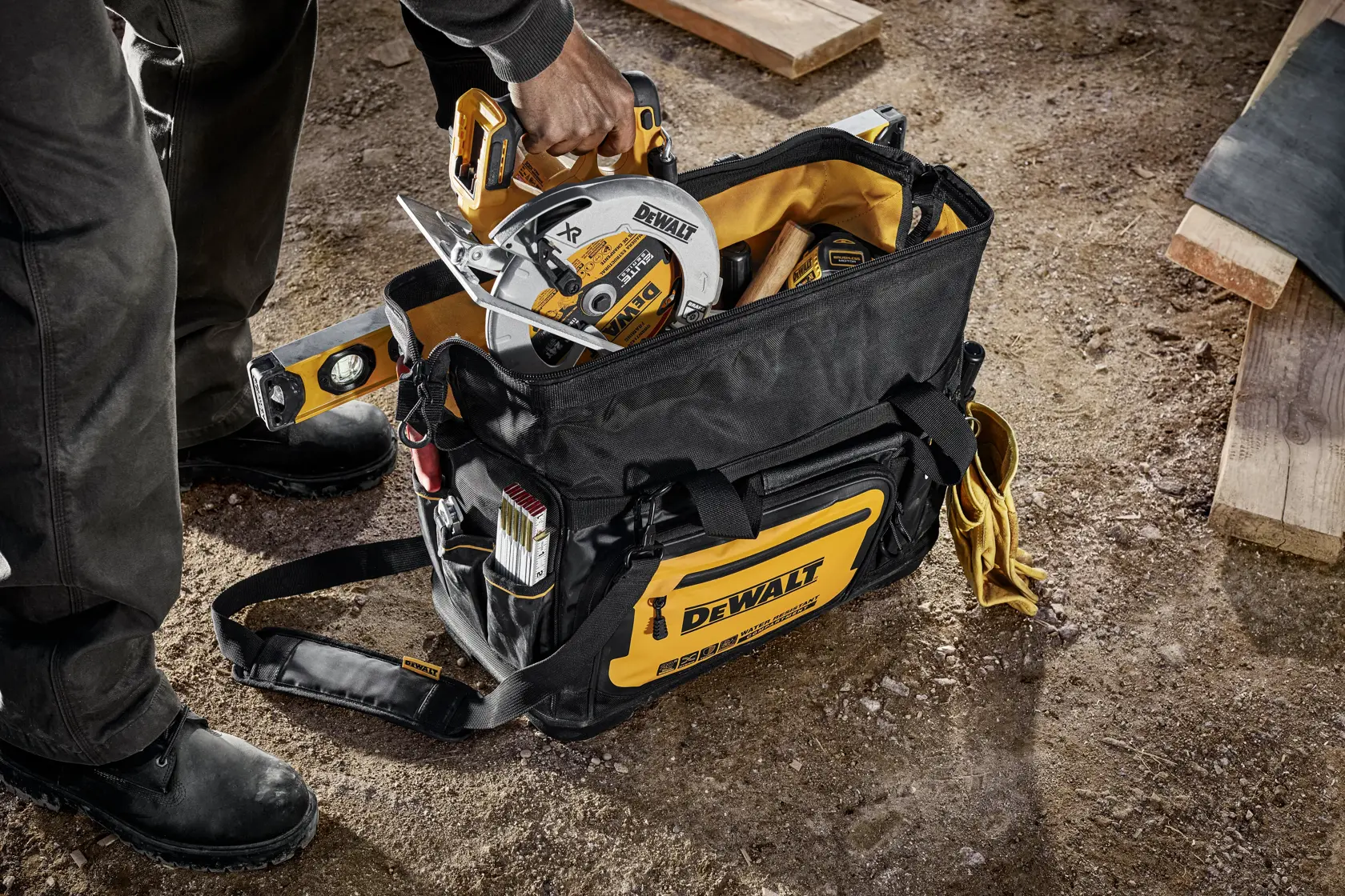 Bolsa de ferramentas DEWALT preta e amarela com vários bolsos externos e compartimento frontal resistente à água. A bolsa é apresentada com as dimensões: 20 polegadas de comprimento, 11 3/8 polegadas de largura e 12 1/8 polegadas de altura.