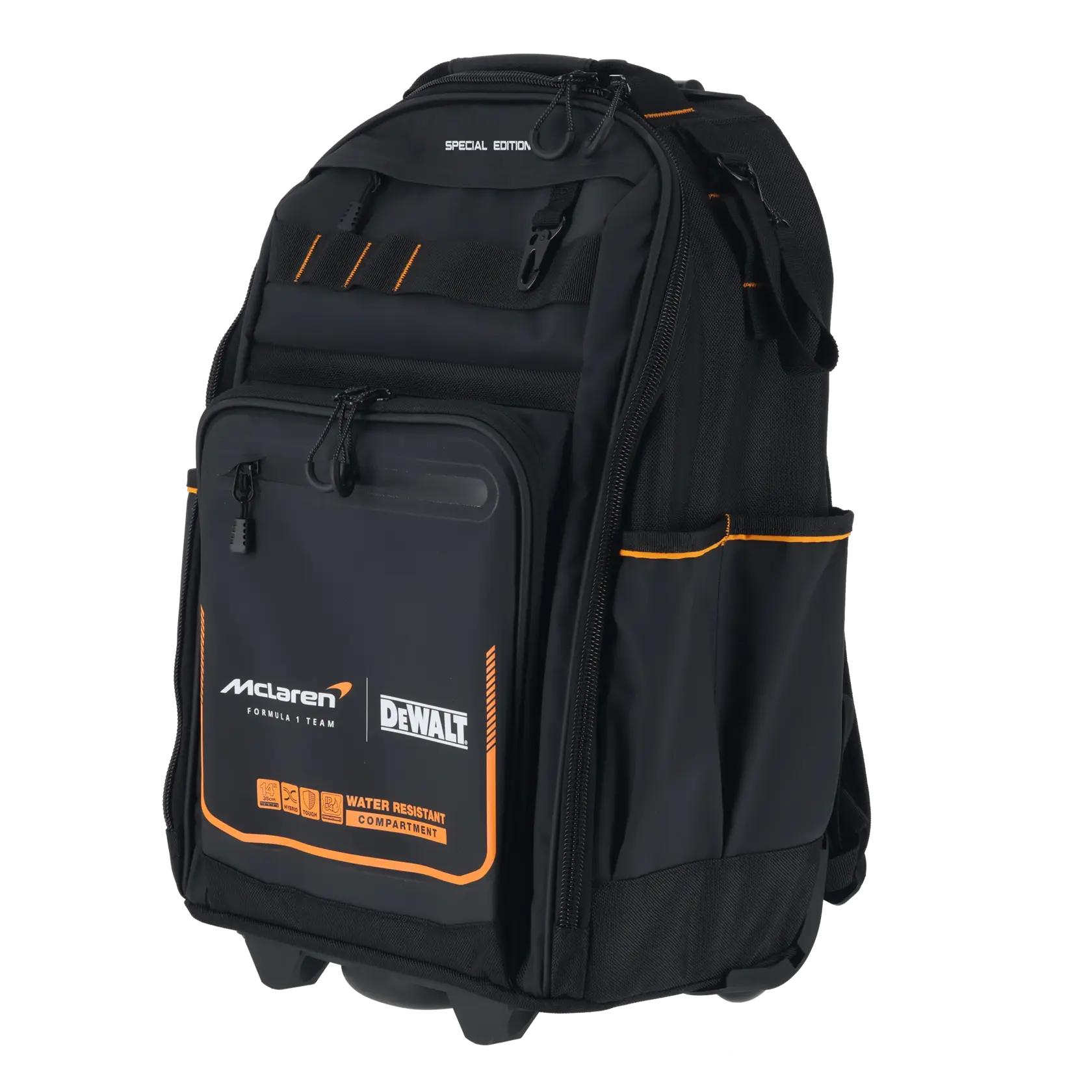 Mochila preta DEWALT McLaren com detalhes laranja e compartimento frontal resistente à água.