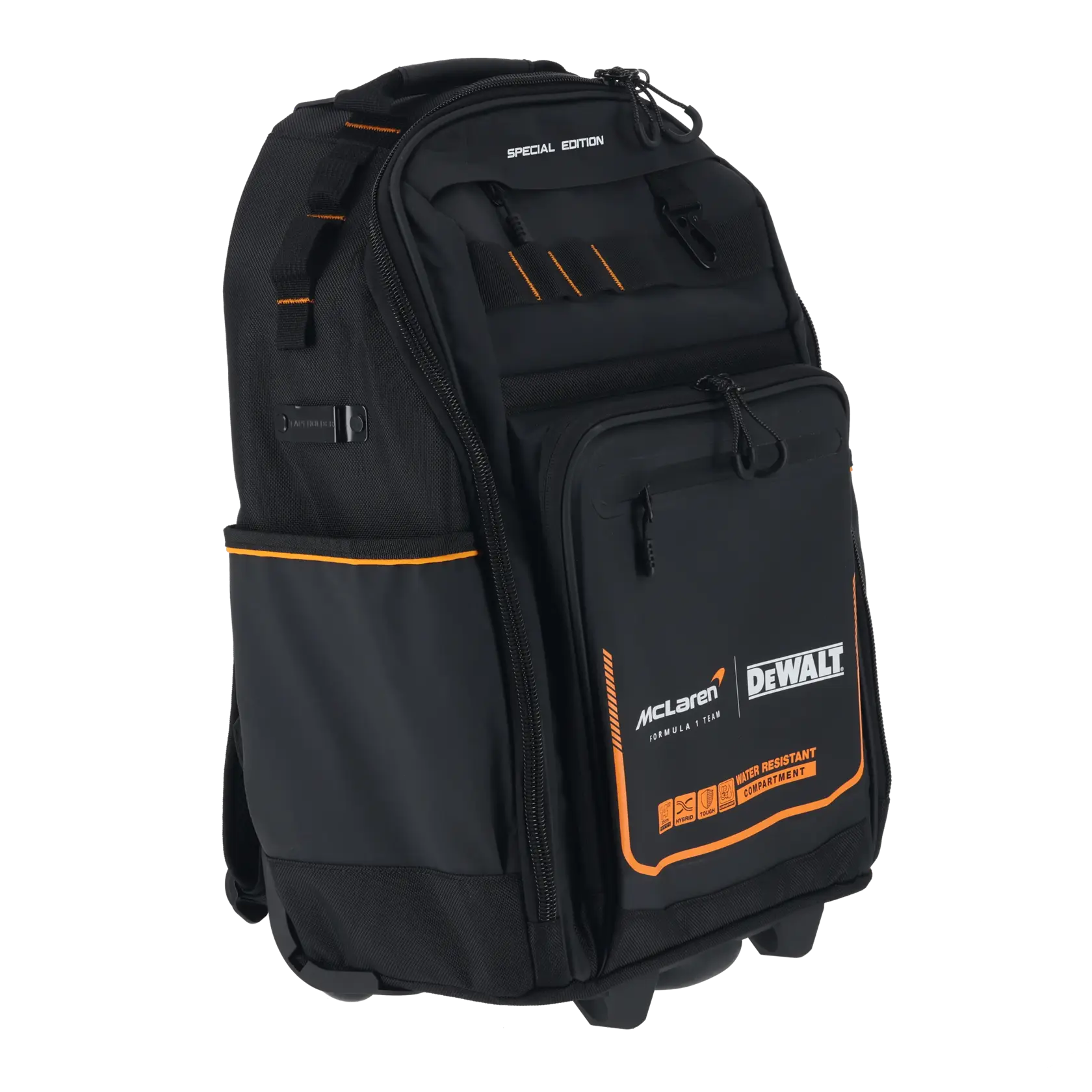 Mochila preta DEWALT McLaren edição especial com detalhes laranja e vários compartimentos.