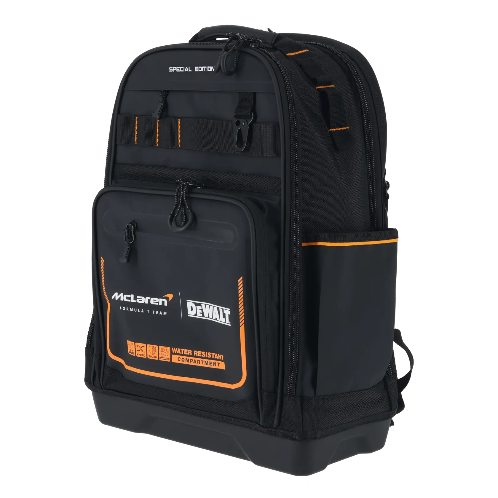 Mochila preta DEWALT McLaren Formula 1 Team com detalhes laranja e vários compartimentos.