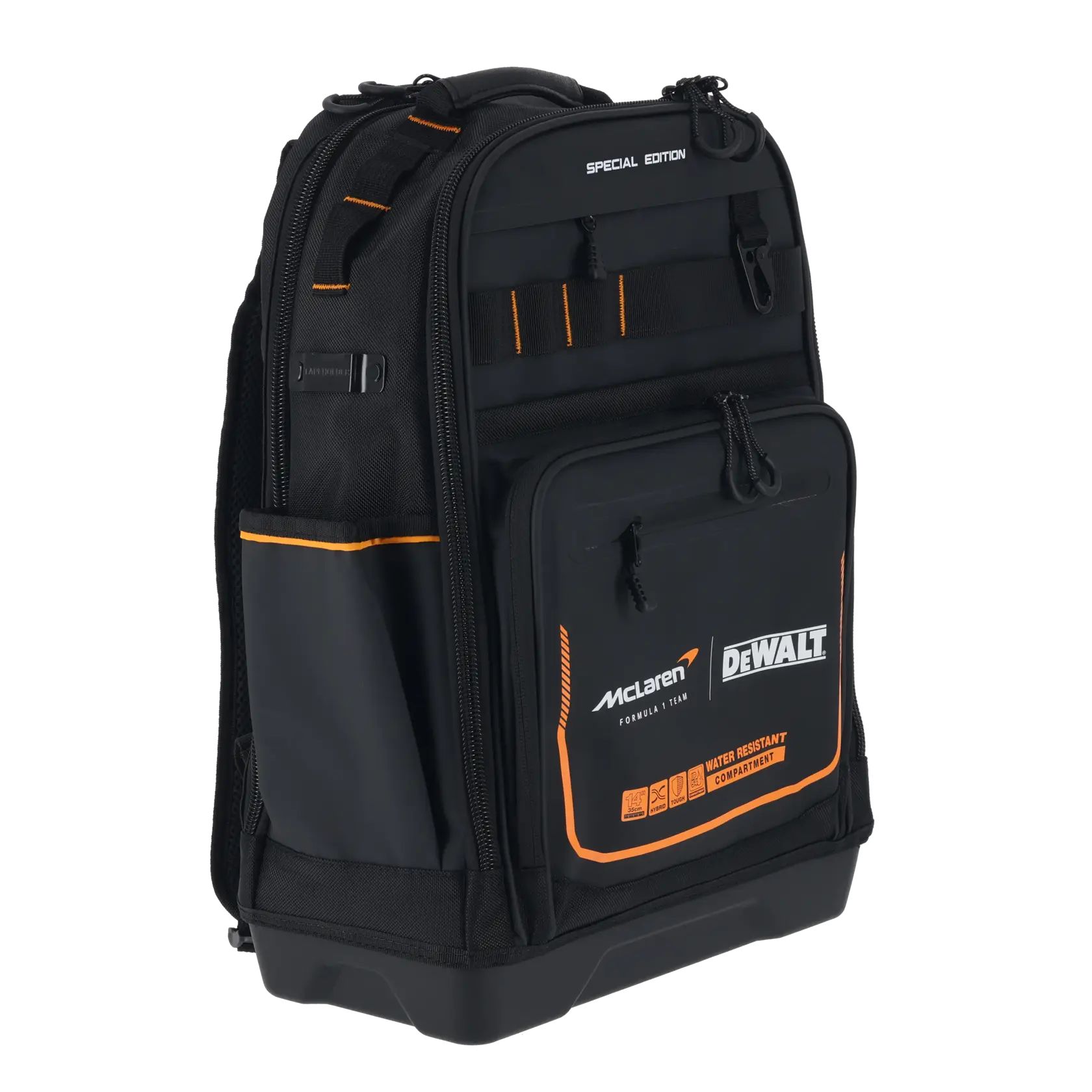 Mochila preta DEWALT McLaren com detalhes laranja, vários compartimentos e bolso frontal resistente à água.
